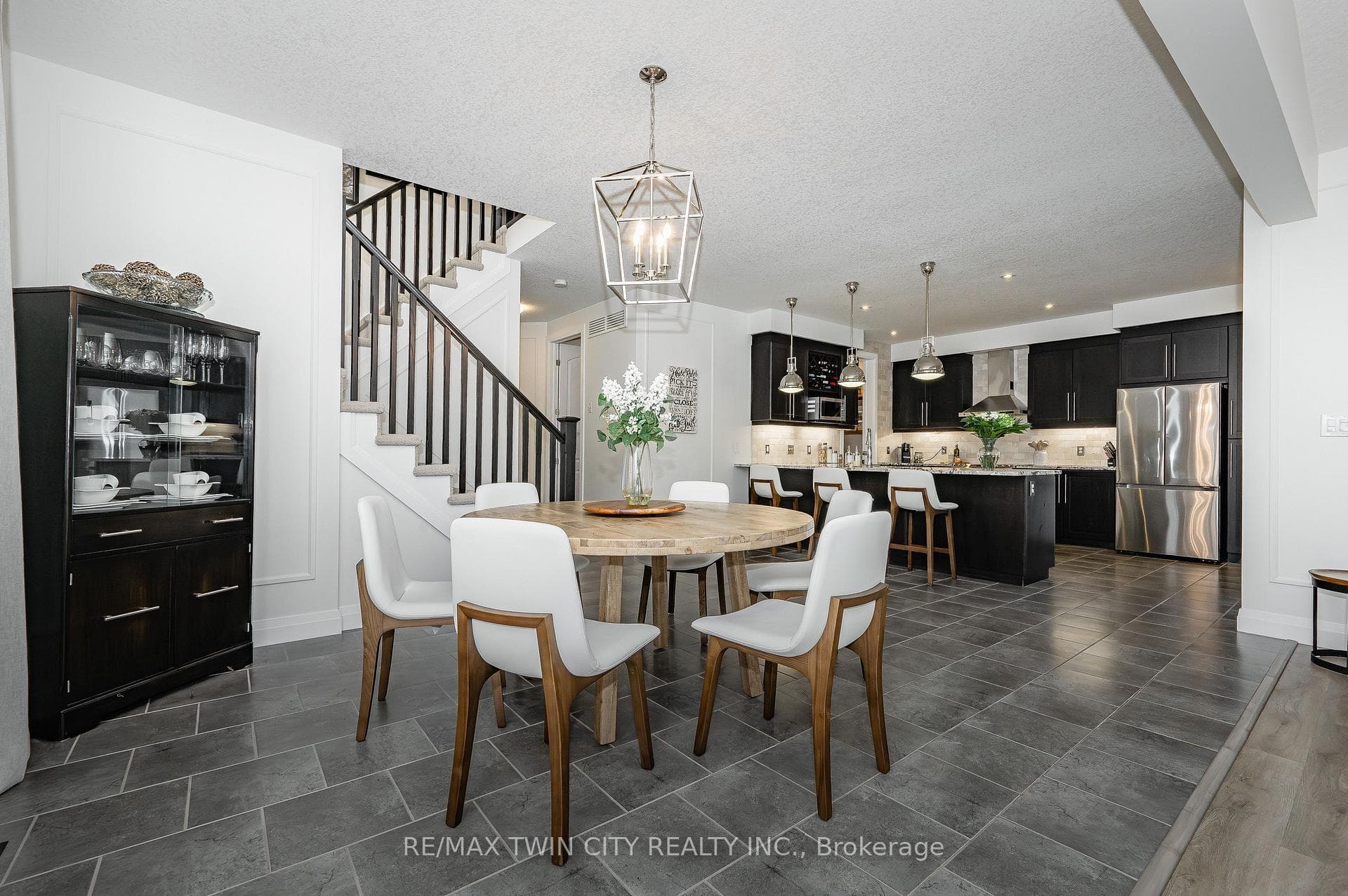 568 Netherwood Crescent photo 40
