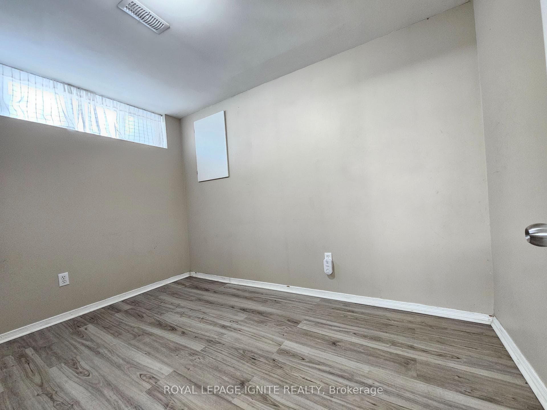 48 Roseglor Crescent Unit Bsmt photo 6