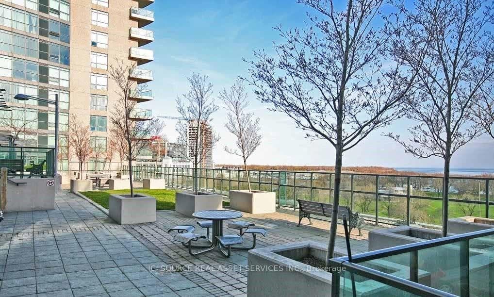 219 Fort York Boulevard Unit 2108 photo 6