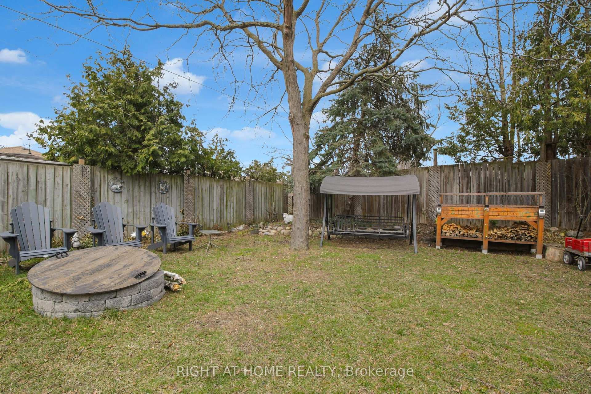 1425 Chalice Crescent photo 43