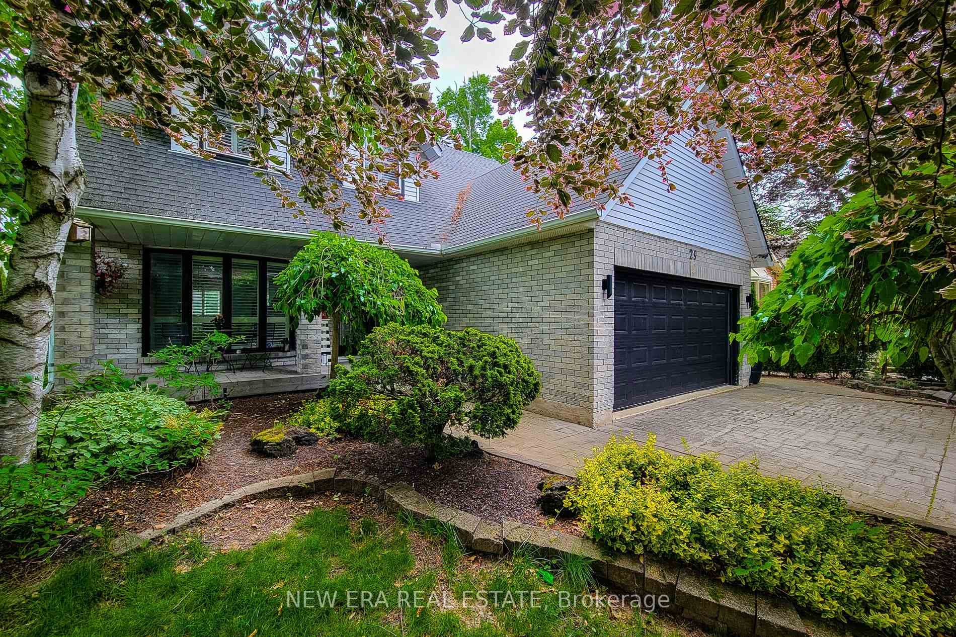 29 Woodside Square photo 3
