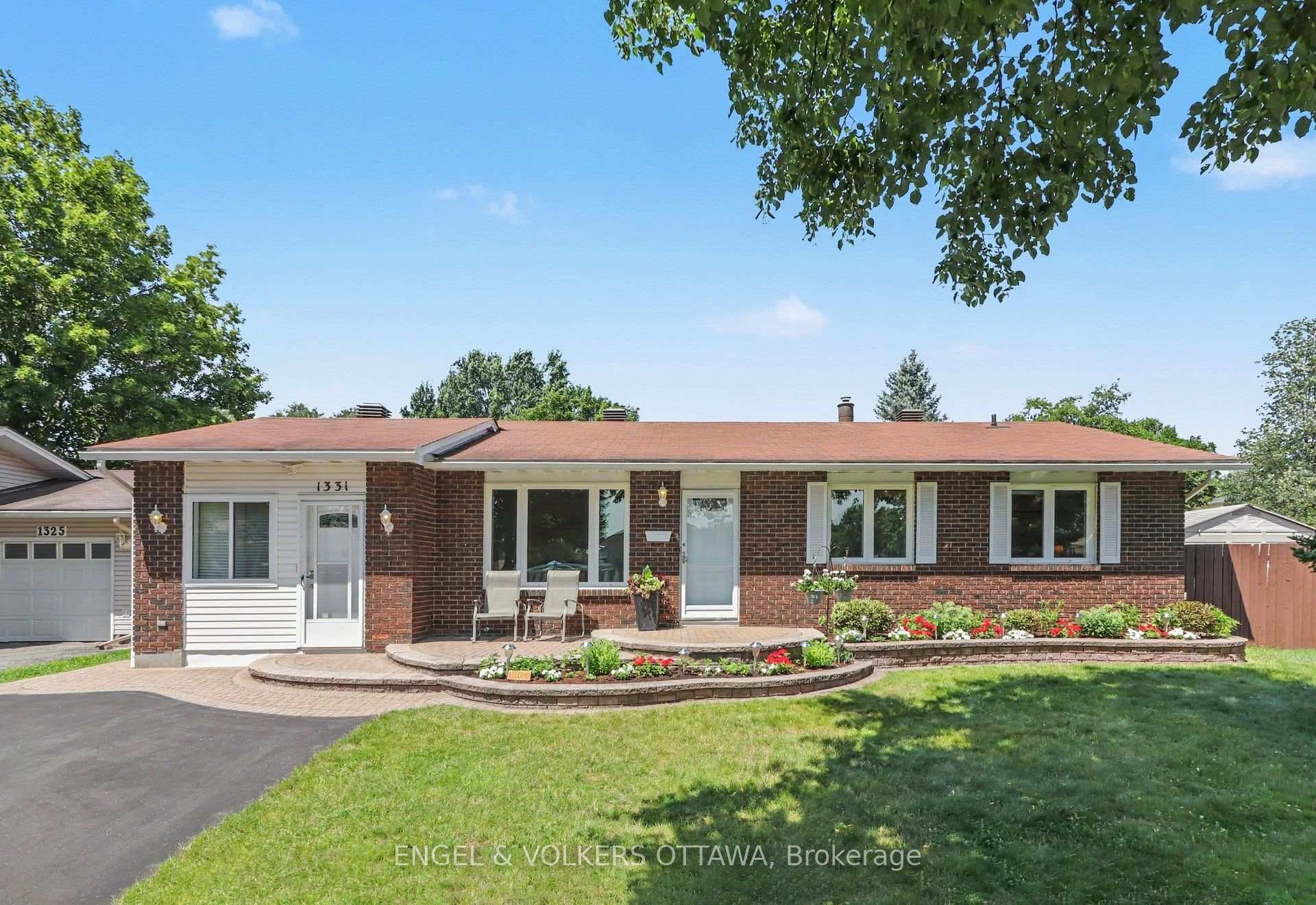 1331 Alloway Crescent photo 2