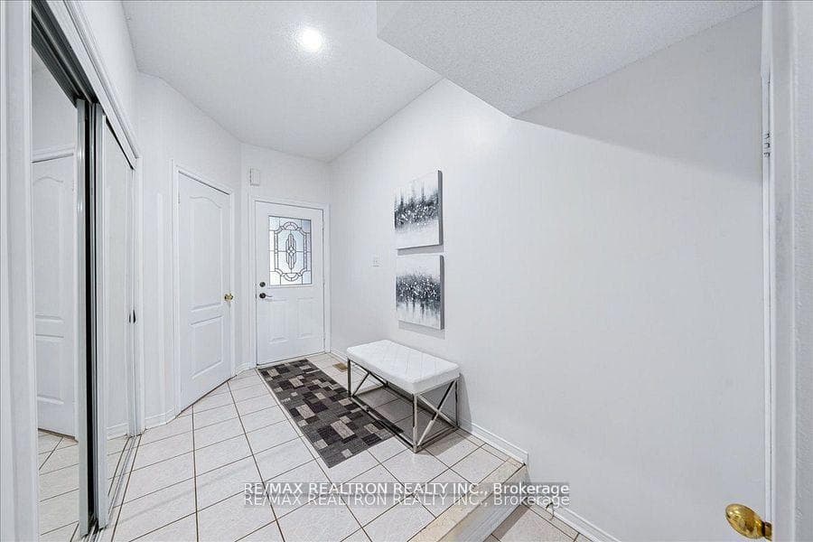 63 Carousel Crescent photo 5