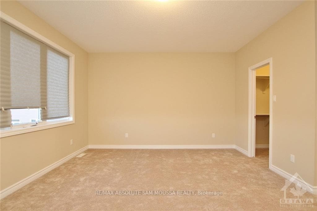 252 SADDLEBACK Crescent photo 17