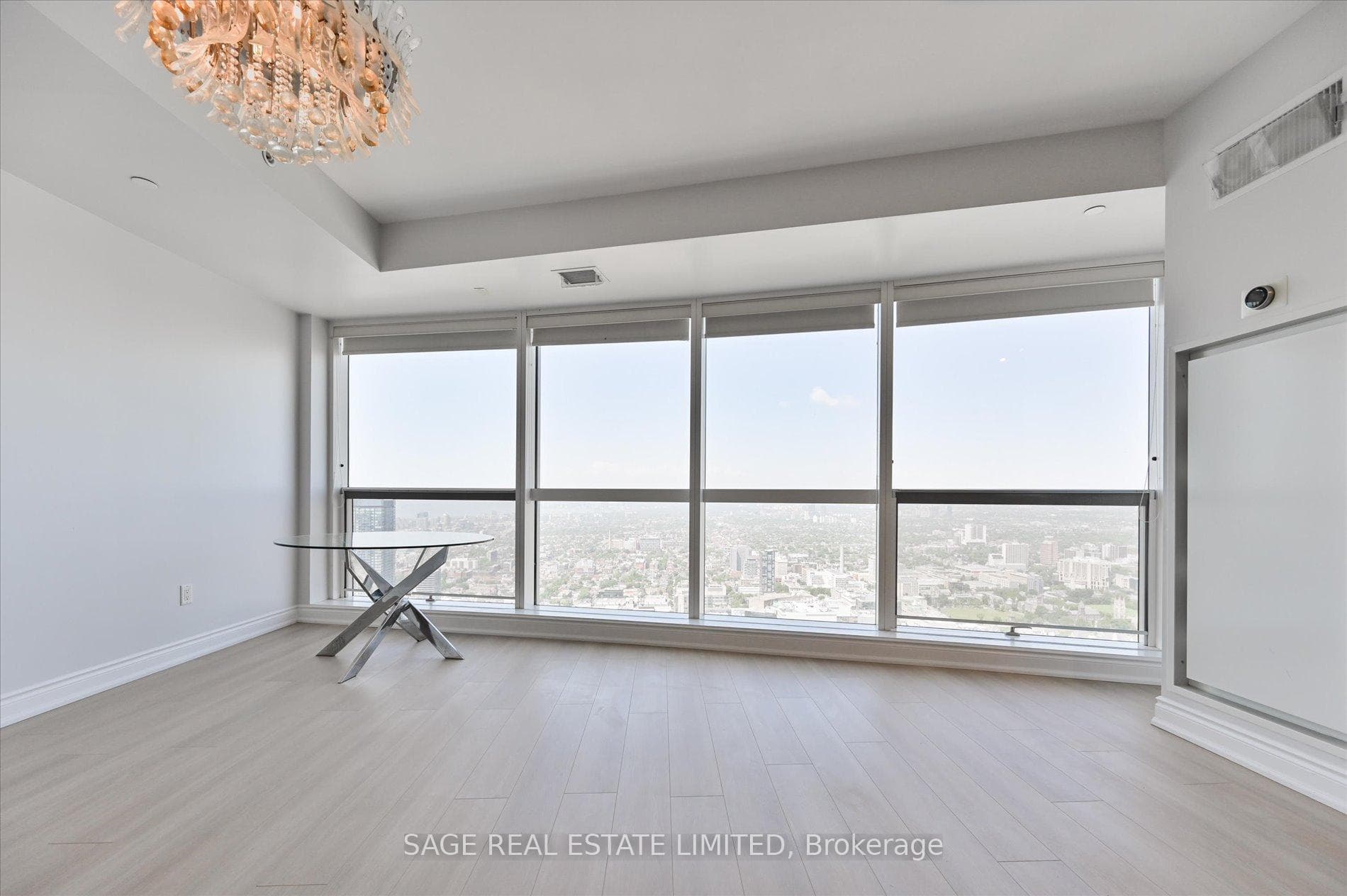 388 Yonge Street Unit 6814 photo 8