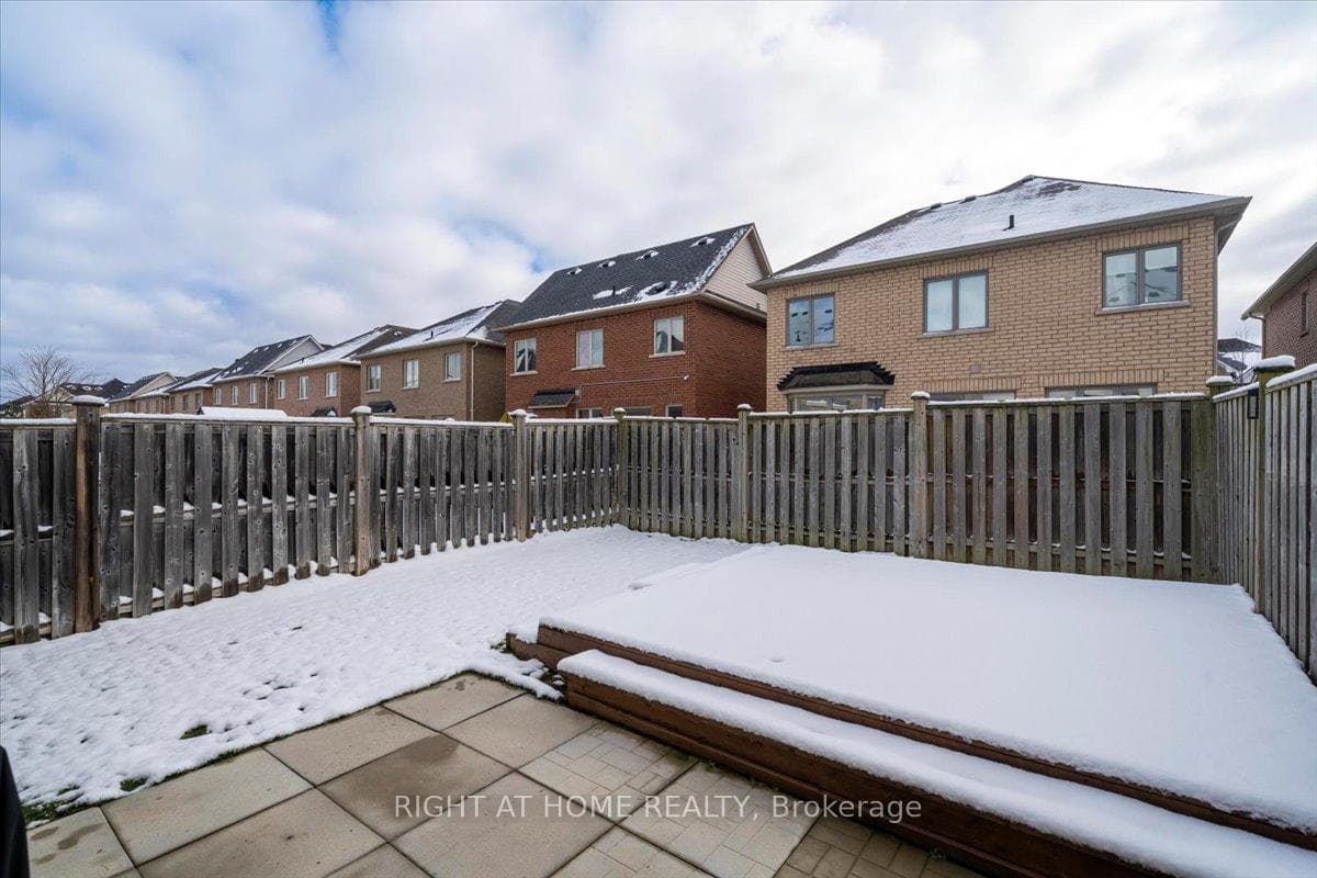 31 Brown Lane photo 39