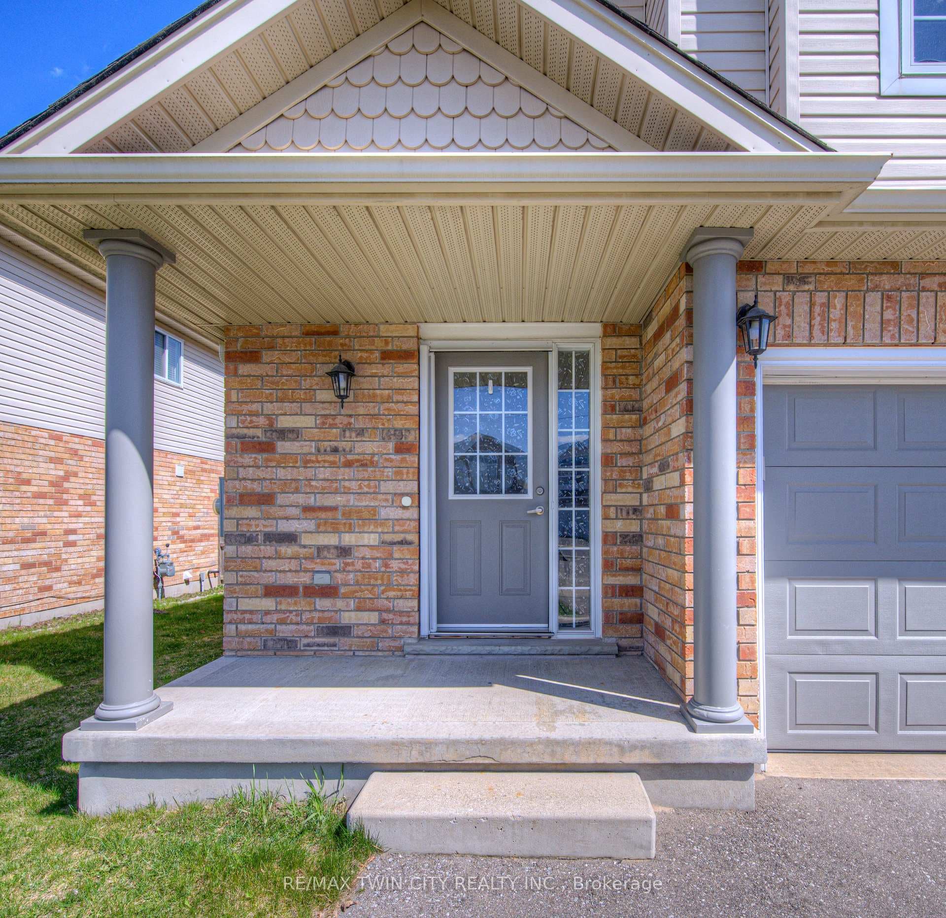 486 Doon South Drive photo 1