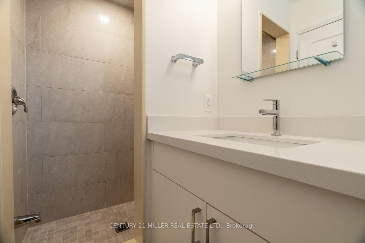 477 Valleyview Crescent Unit B photo 11