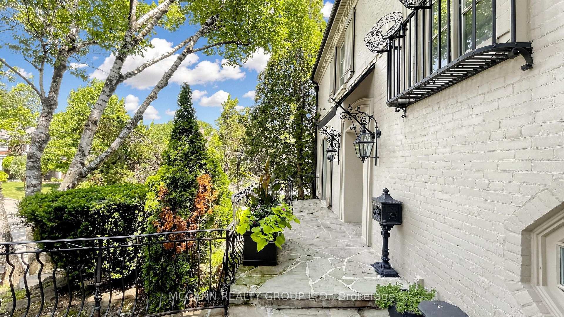 27 Strathgowan Crescent photo 4