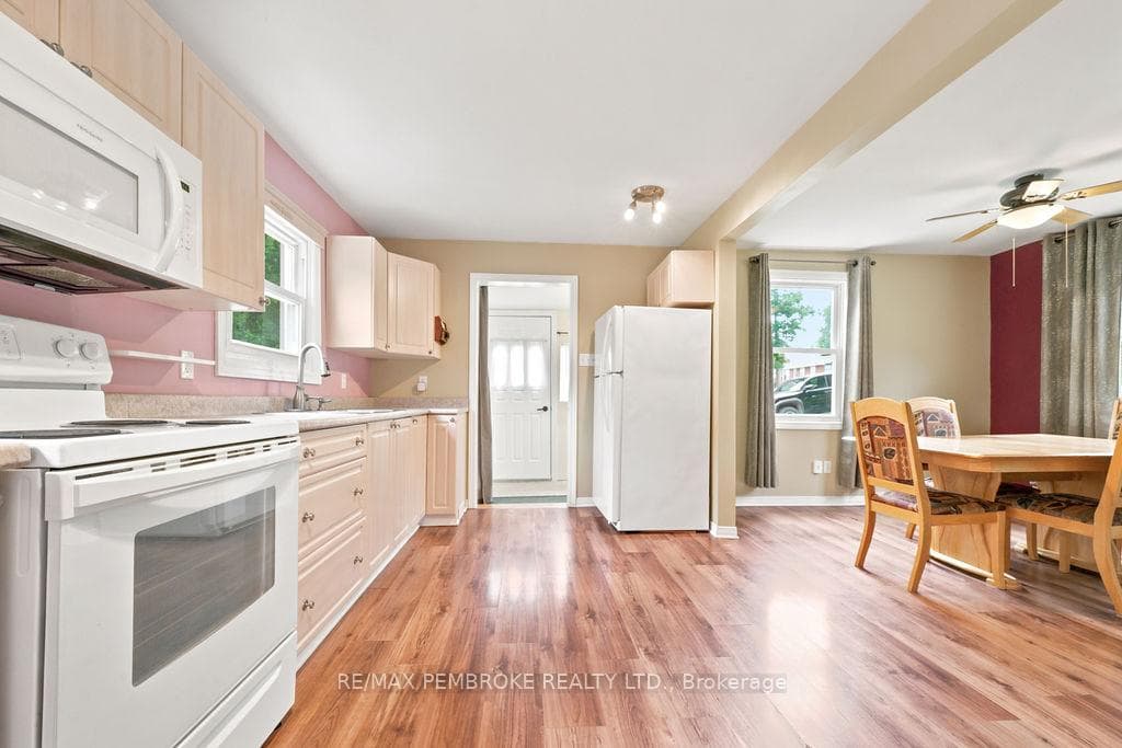 225 Wellington Street photo 7
