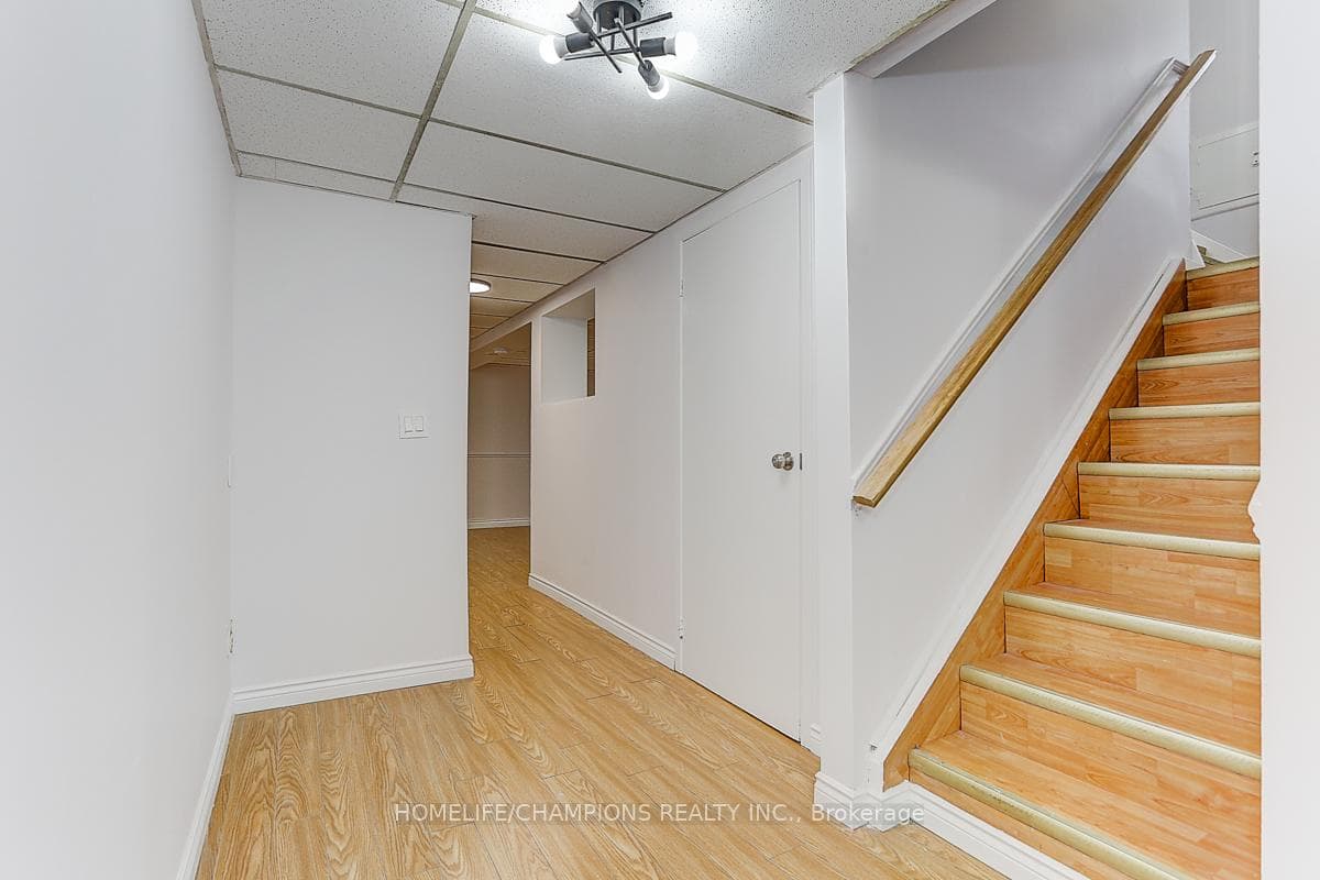 15 Stonehenge Crescent photo 29
