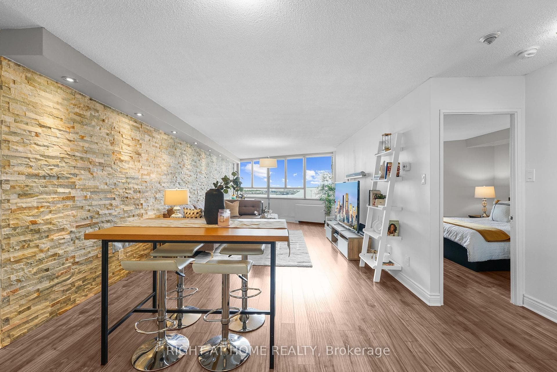 260 Queens Quay Unit 1103 photo 2