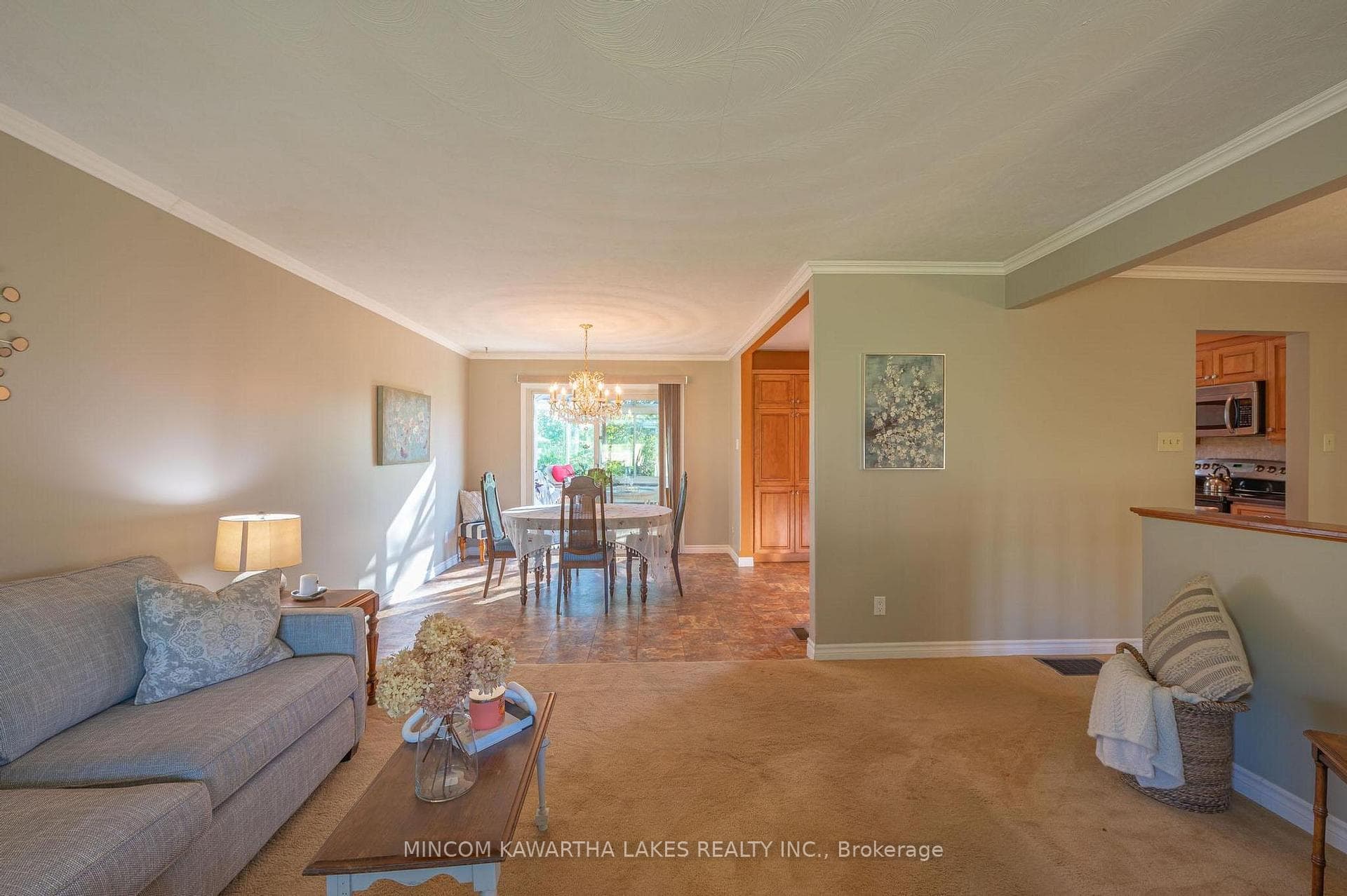 2397 Queen Mary Street photo 10