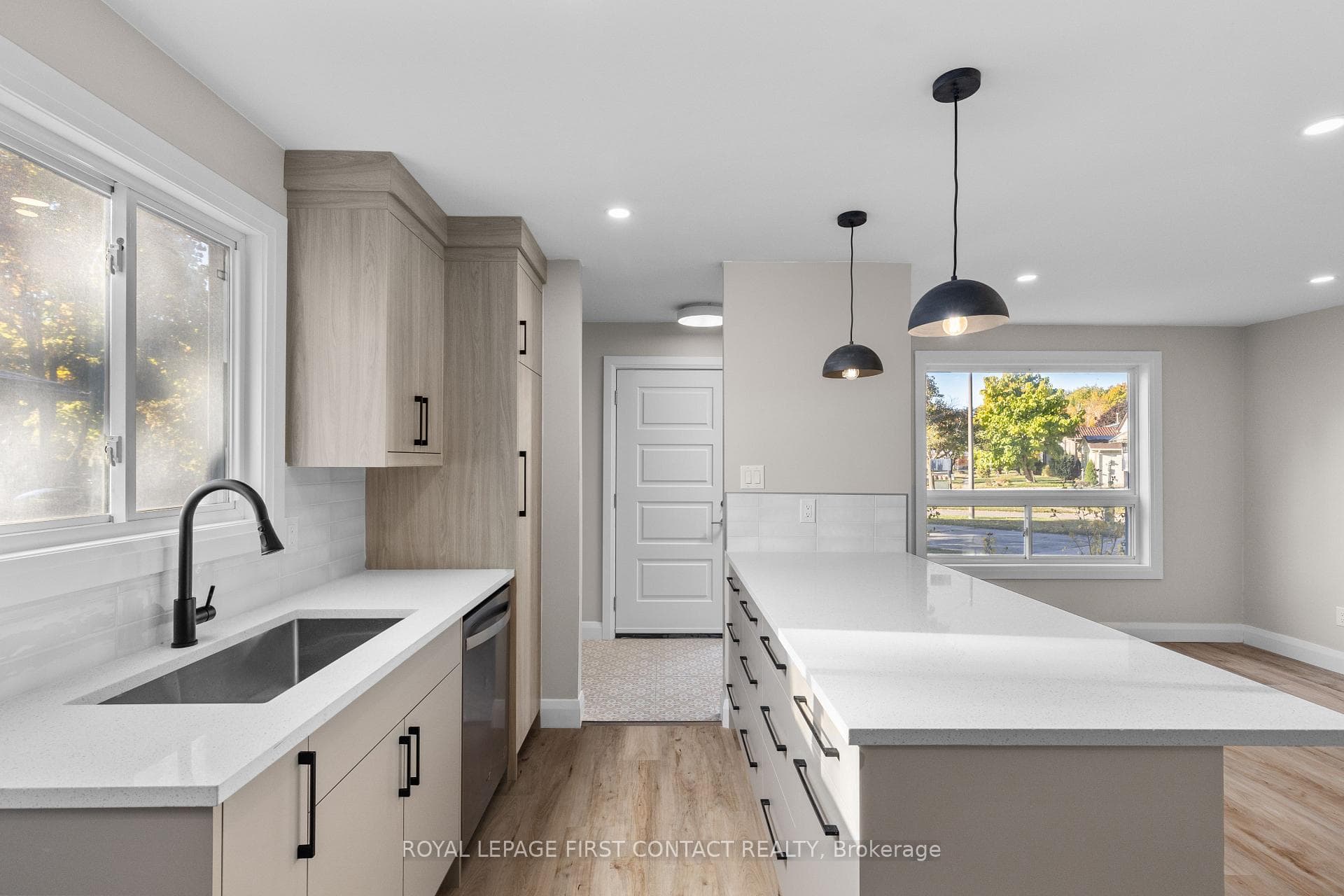 47 Mowat Crescent photo 3