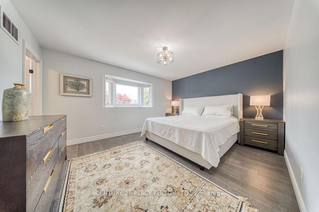 18 Booth Crescent photo 22