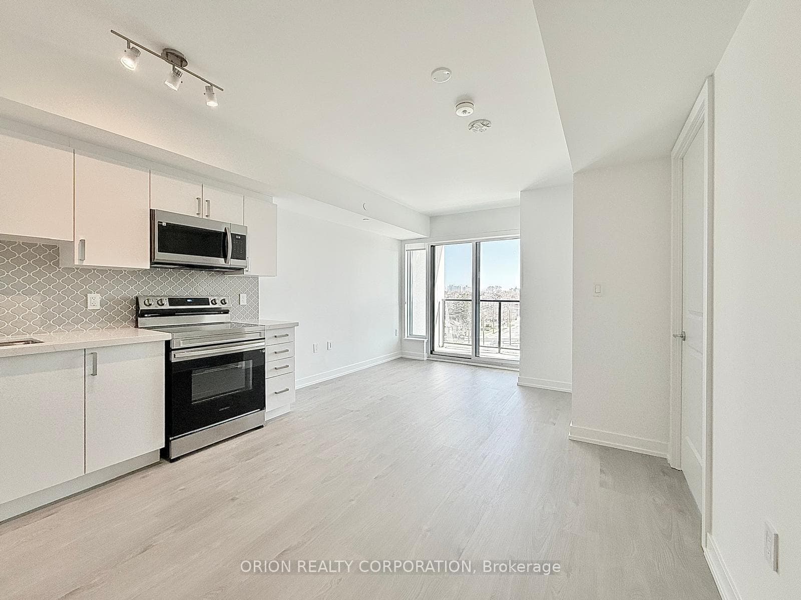 556 Marlee Avenue Unit 617 photo 3