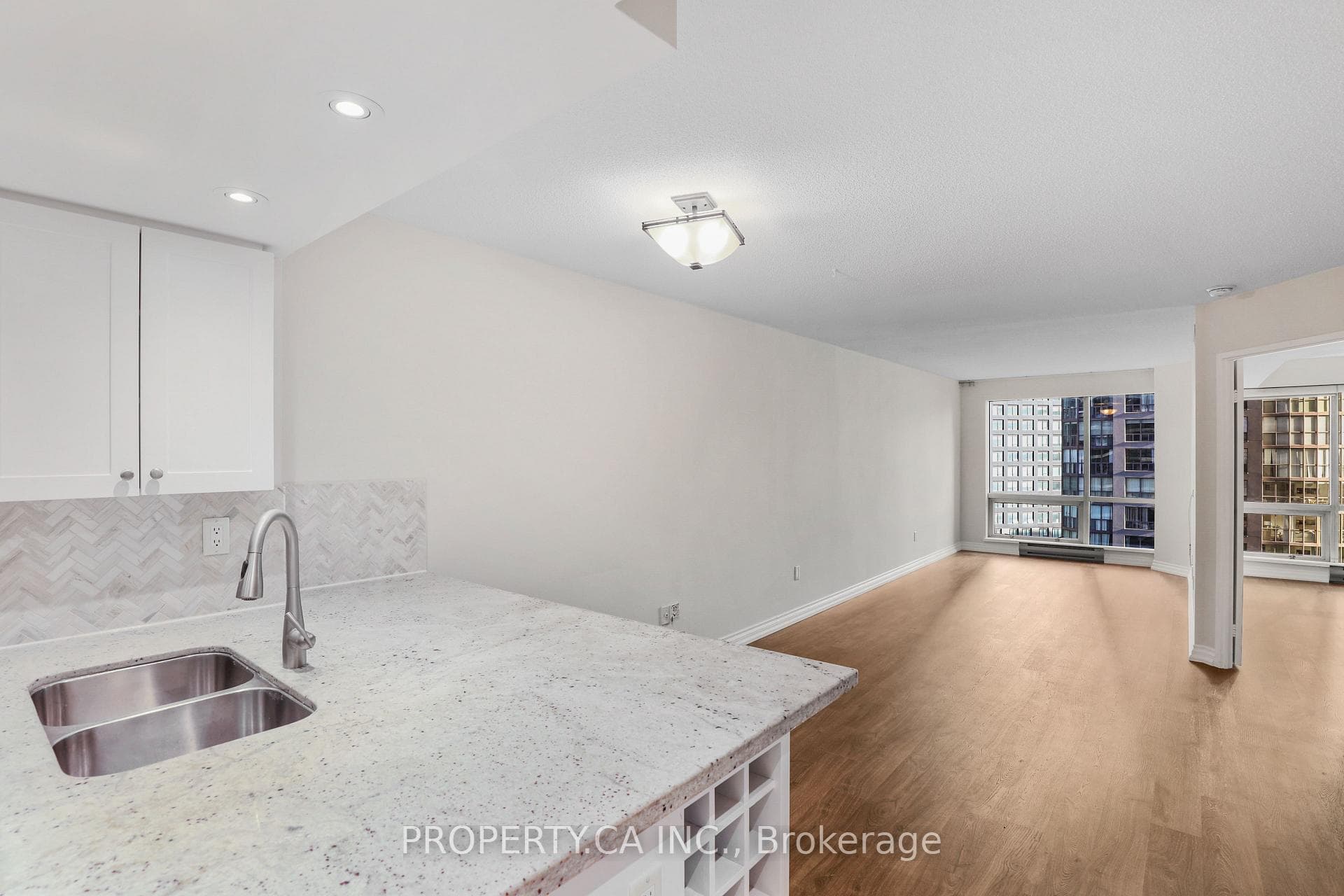 1001 Bay Street Unit 1410 photo 4