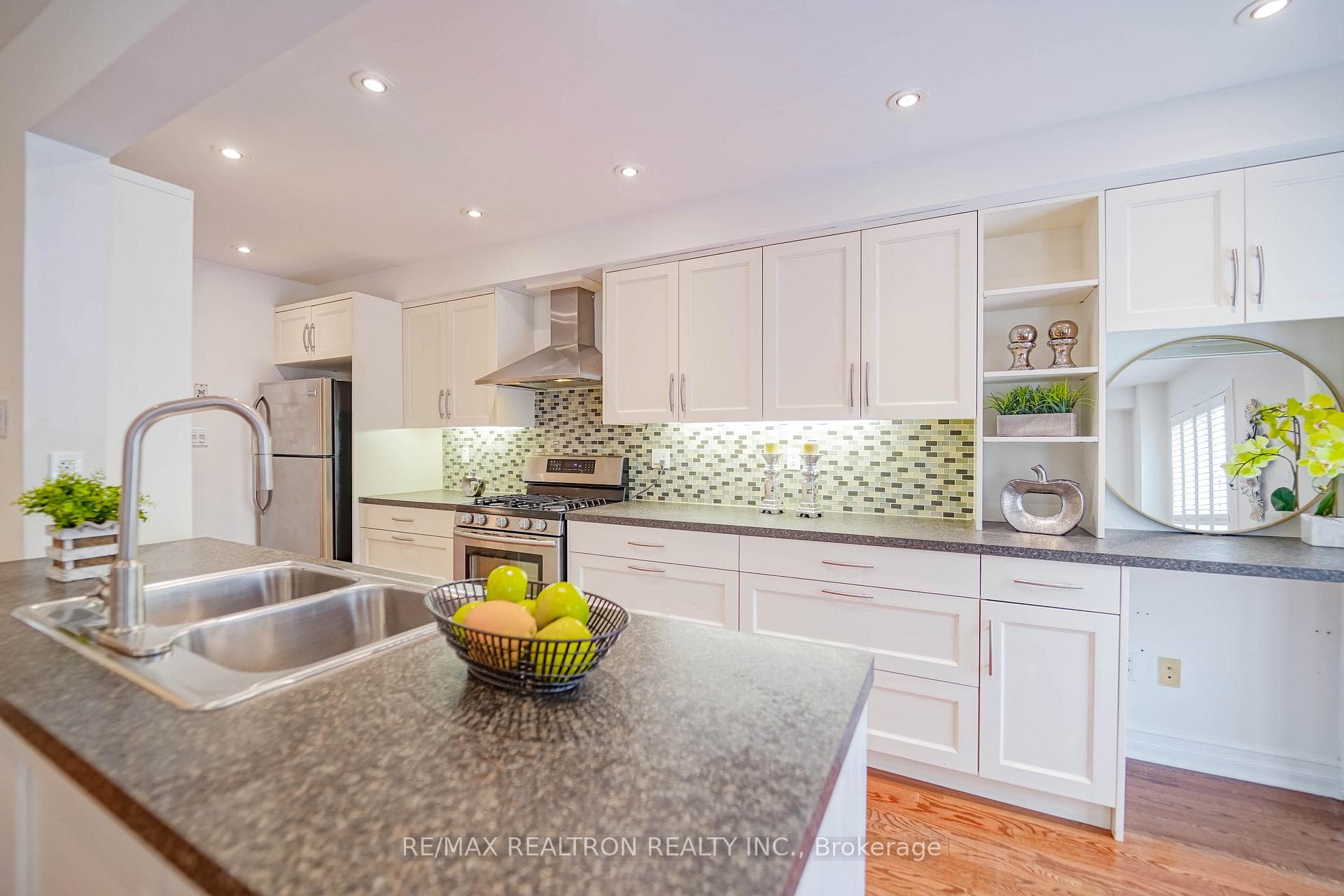 18 Jensen Court photo 14