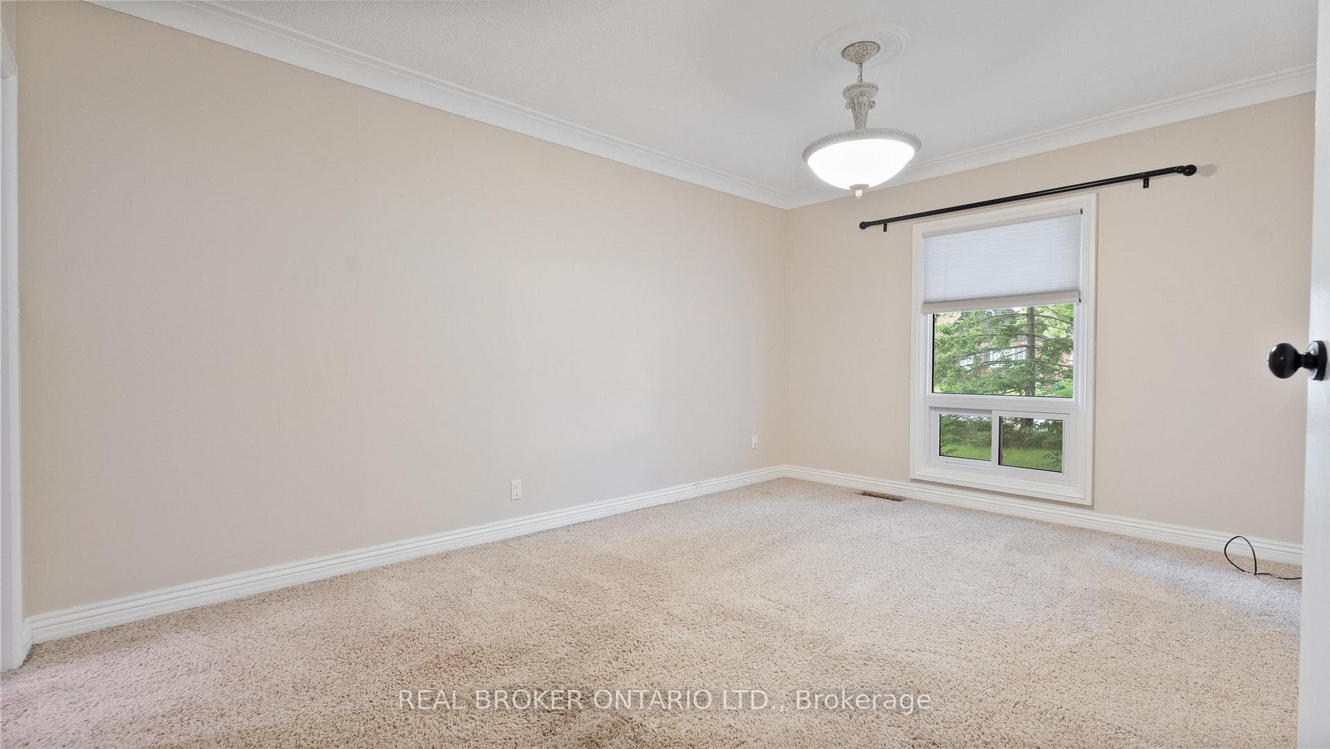 27 Grove Crescent photo 16