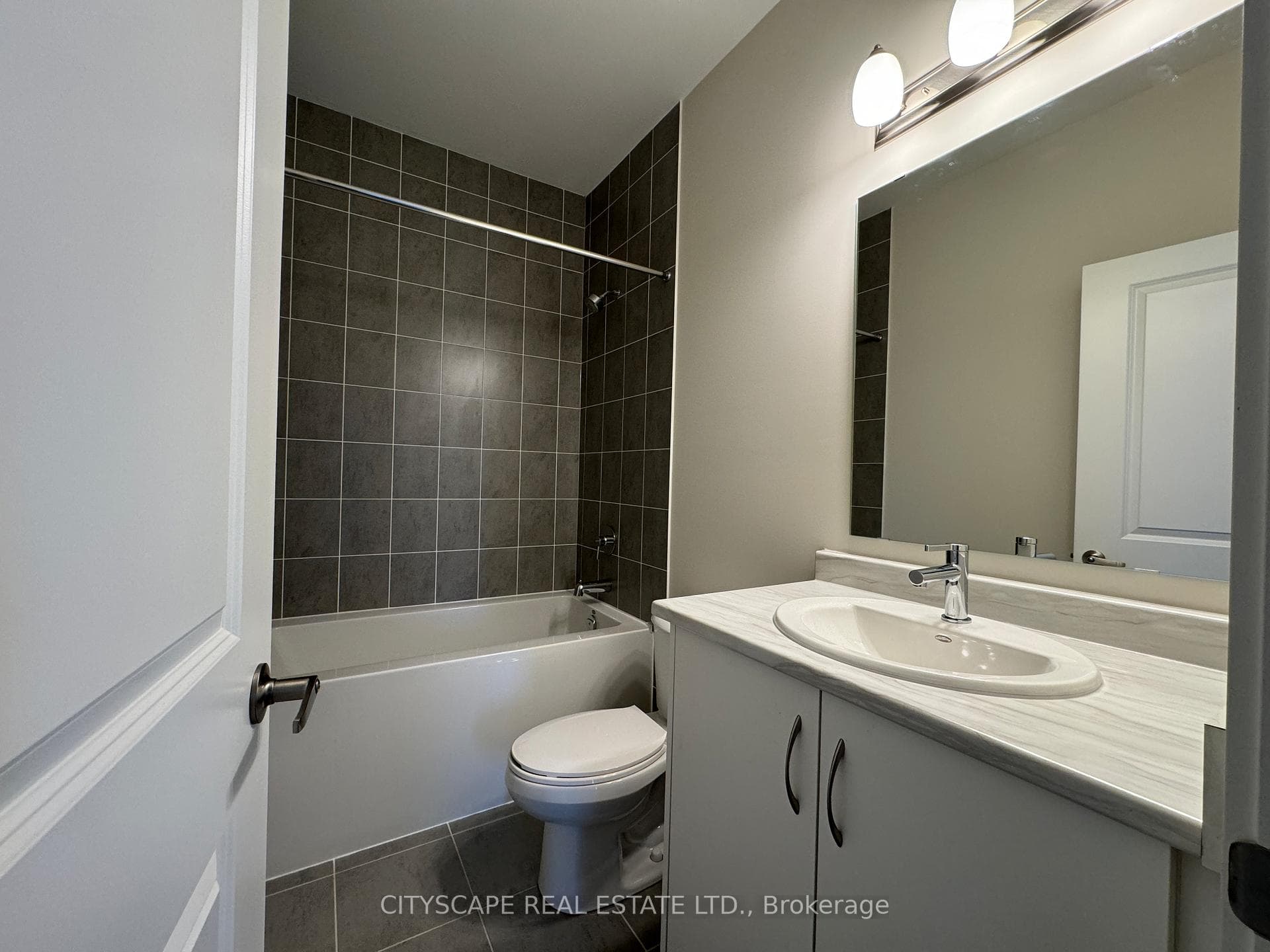 1427 Courtleigh Trail photo 5