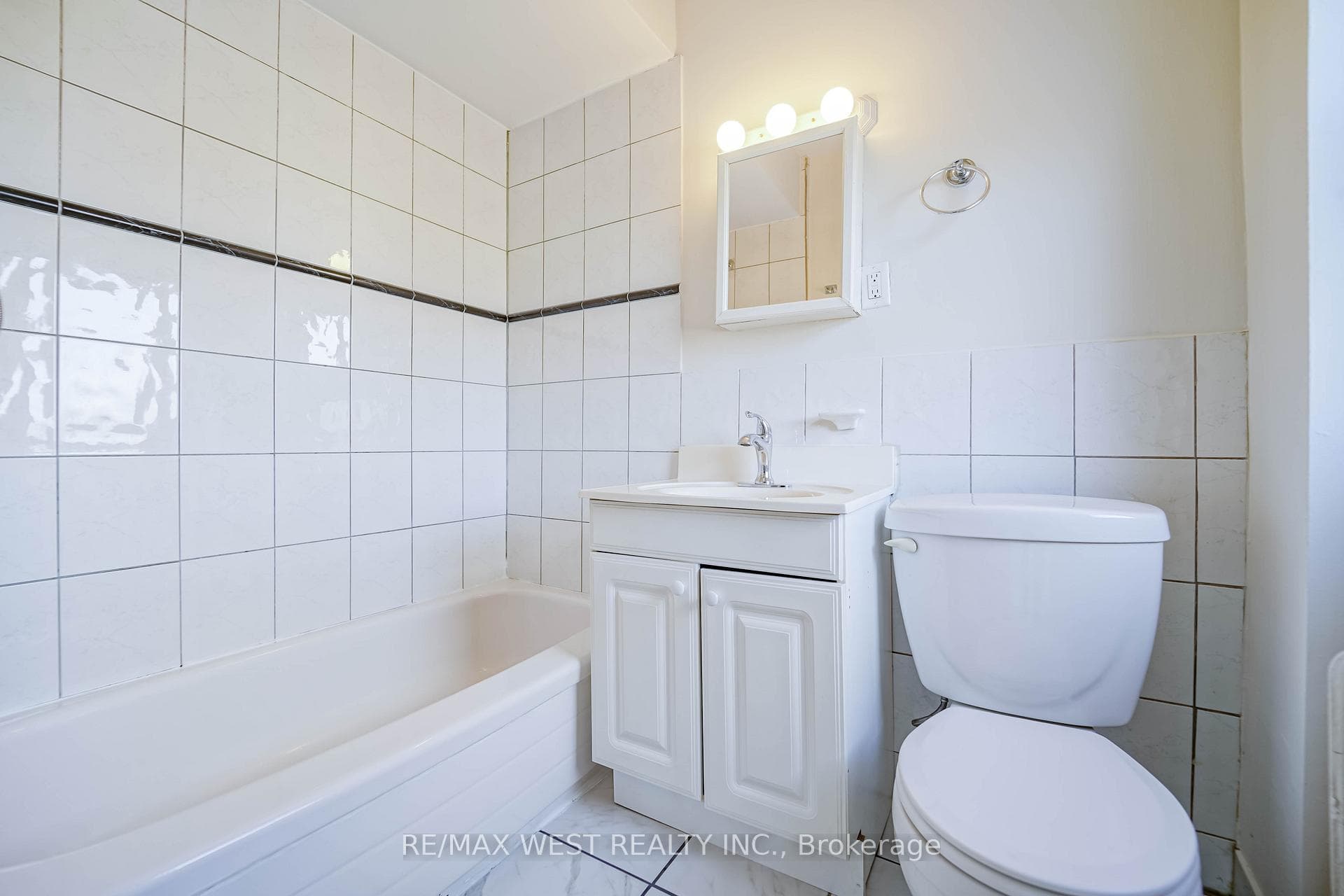 818A The Queensway N/A photo 4
