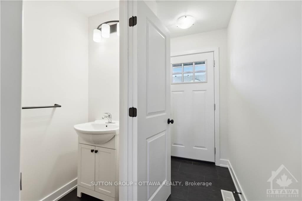 87 WHITCOMB Crescent photo 3