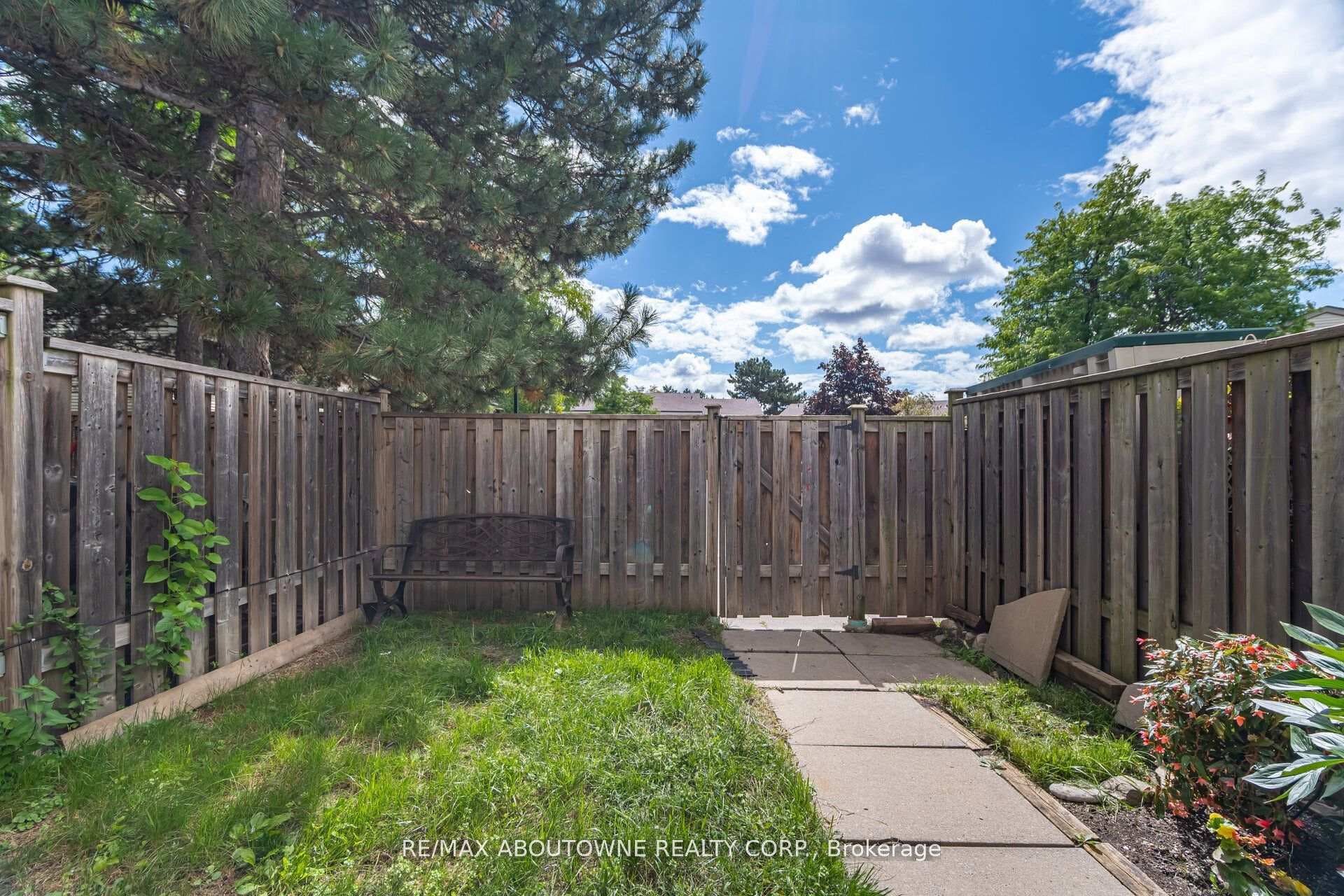 2779 Gananoque Drive Unit 27 photo 24