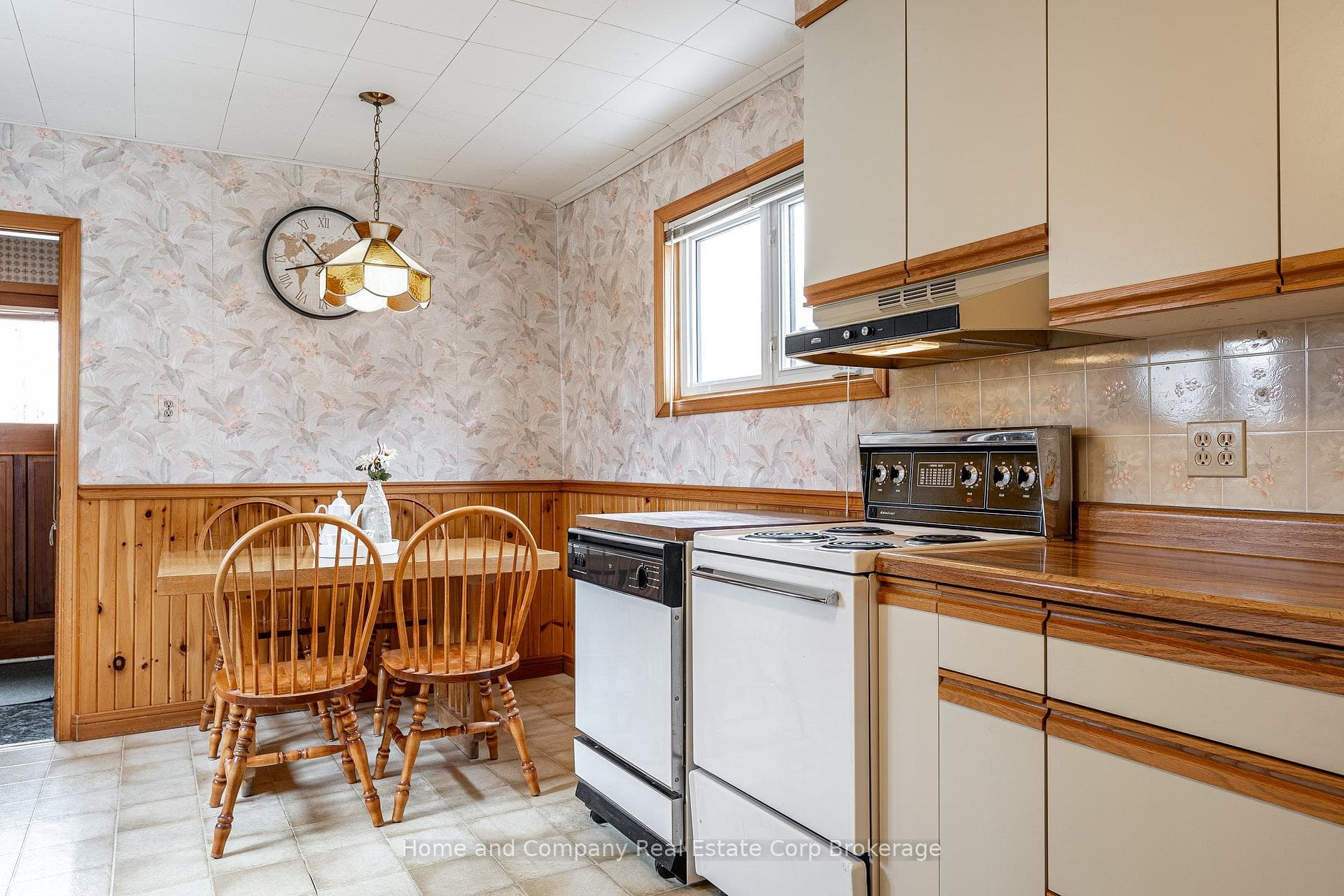 Eat-In Kitchen