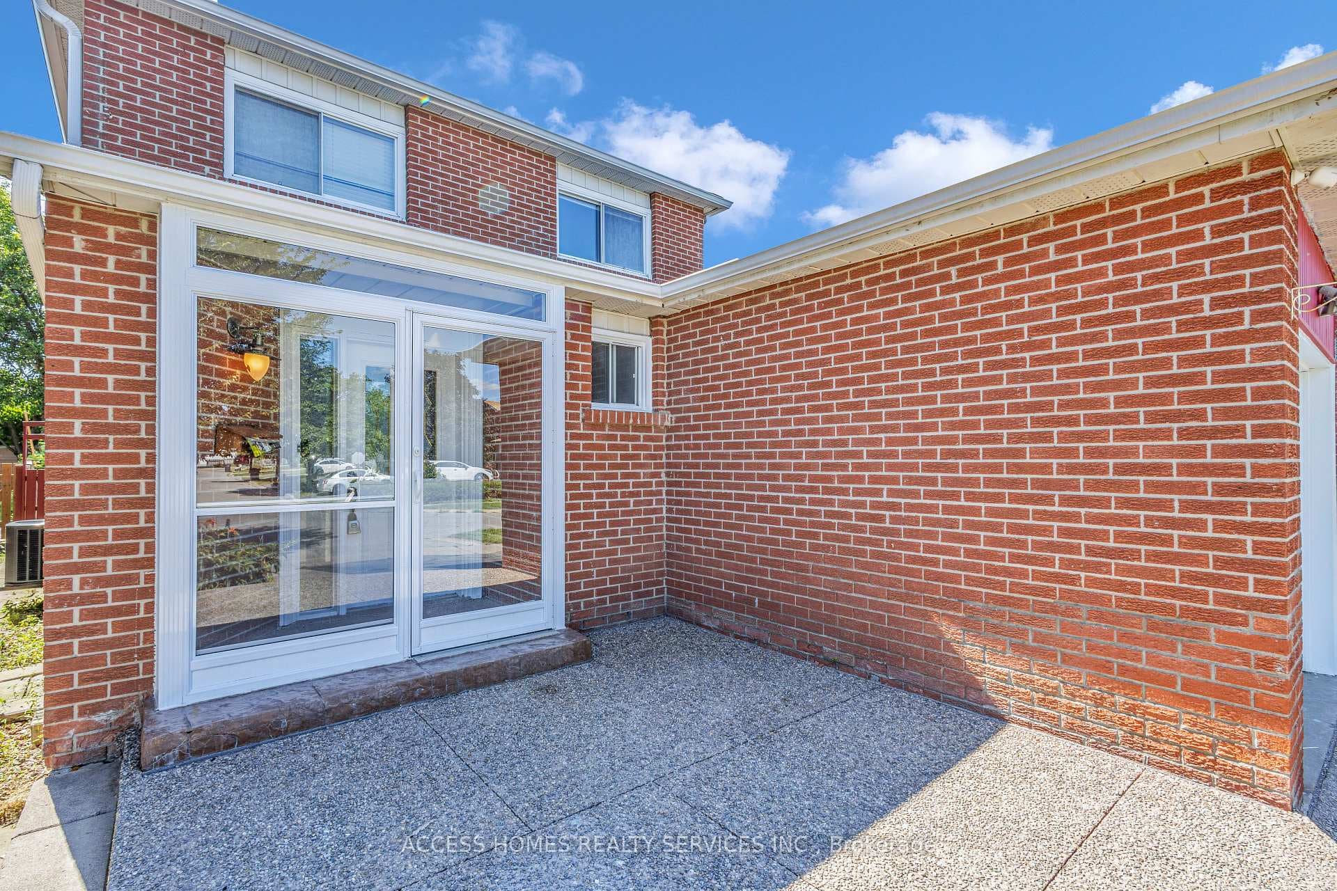 112 Banting Crescent photo 4
