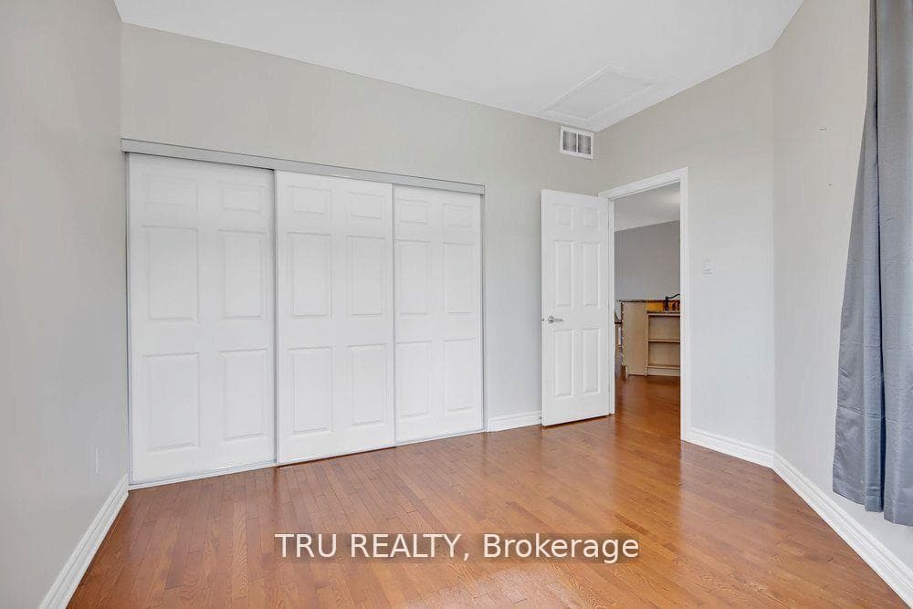 108 Villageview Private photo 19