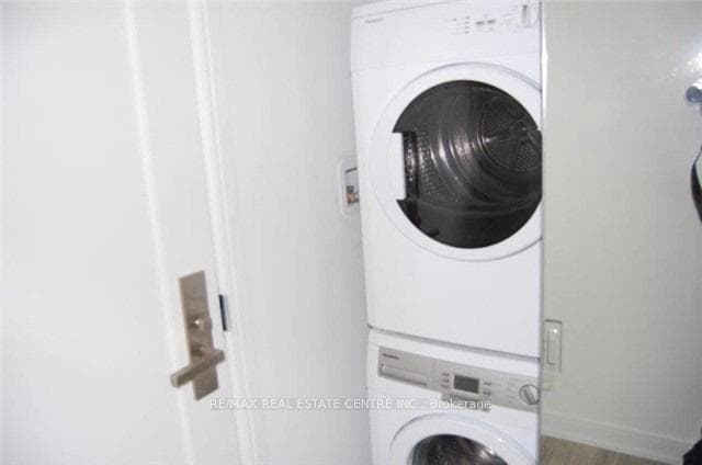 28 Wellesley Street Unit 3302 photo 8