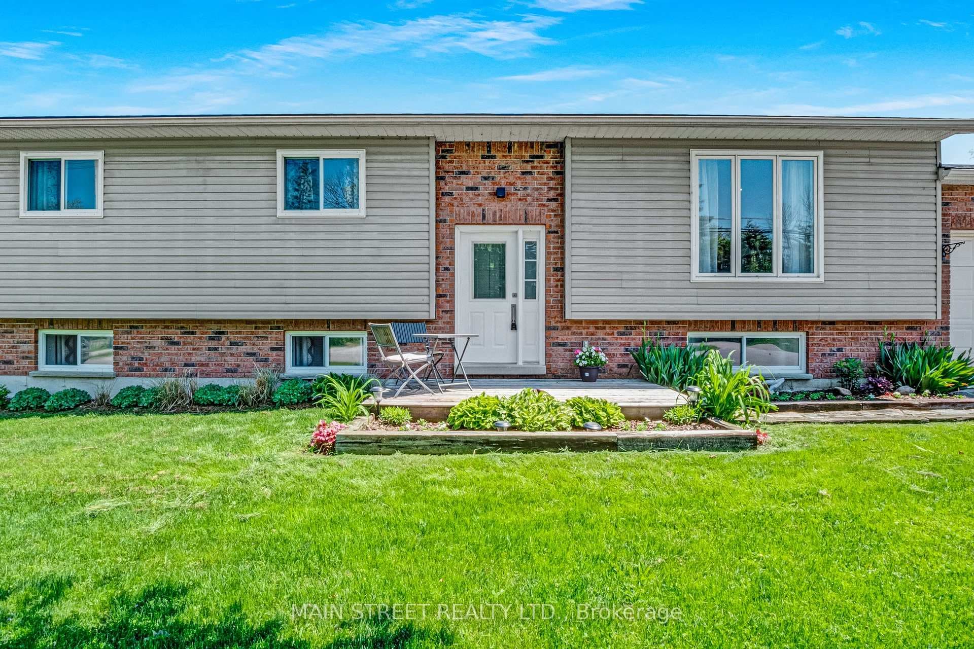 105 Maple Avenue photo 3