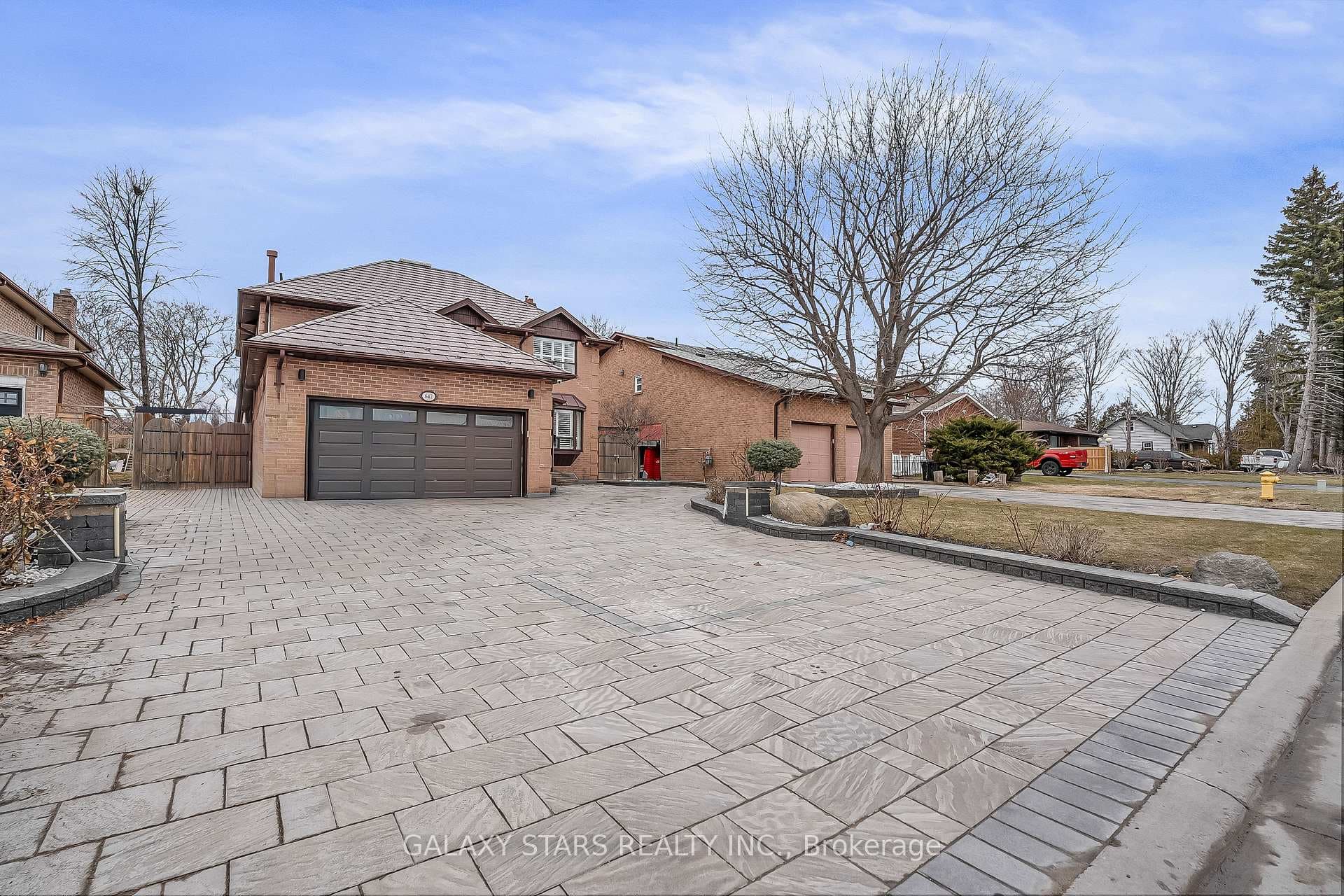 642 Sheppard Avenue photo 2