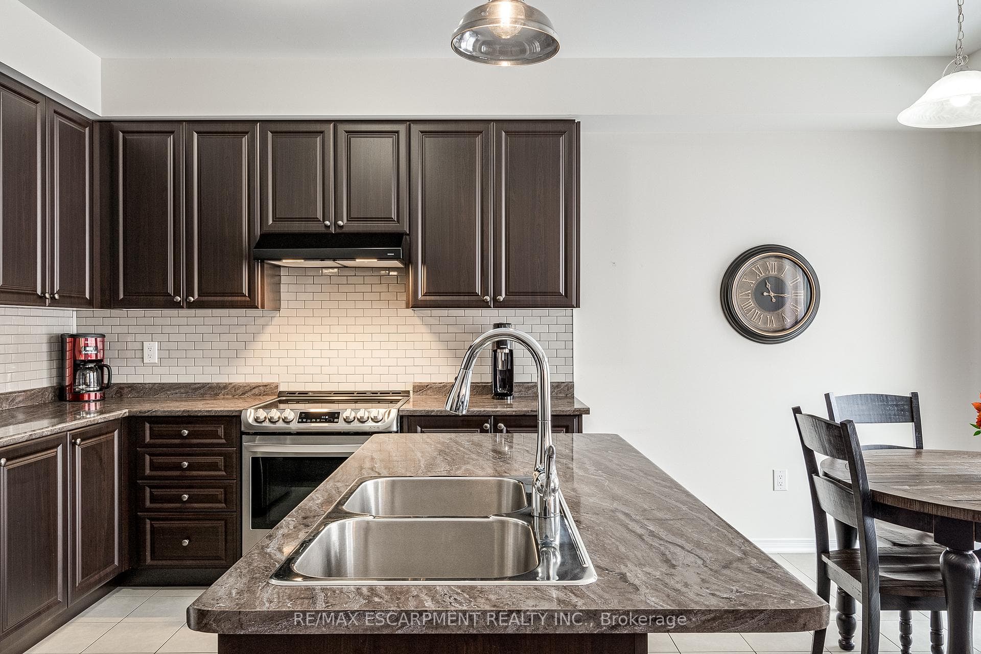 196 Kinsman Drive photo 14