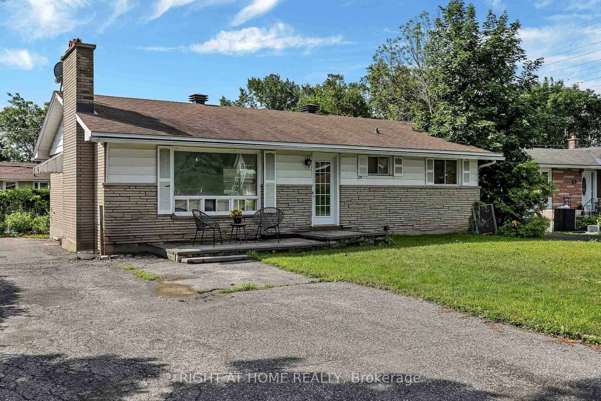 24 Largo Crescent photo 2