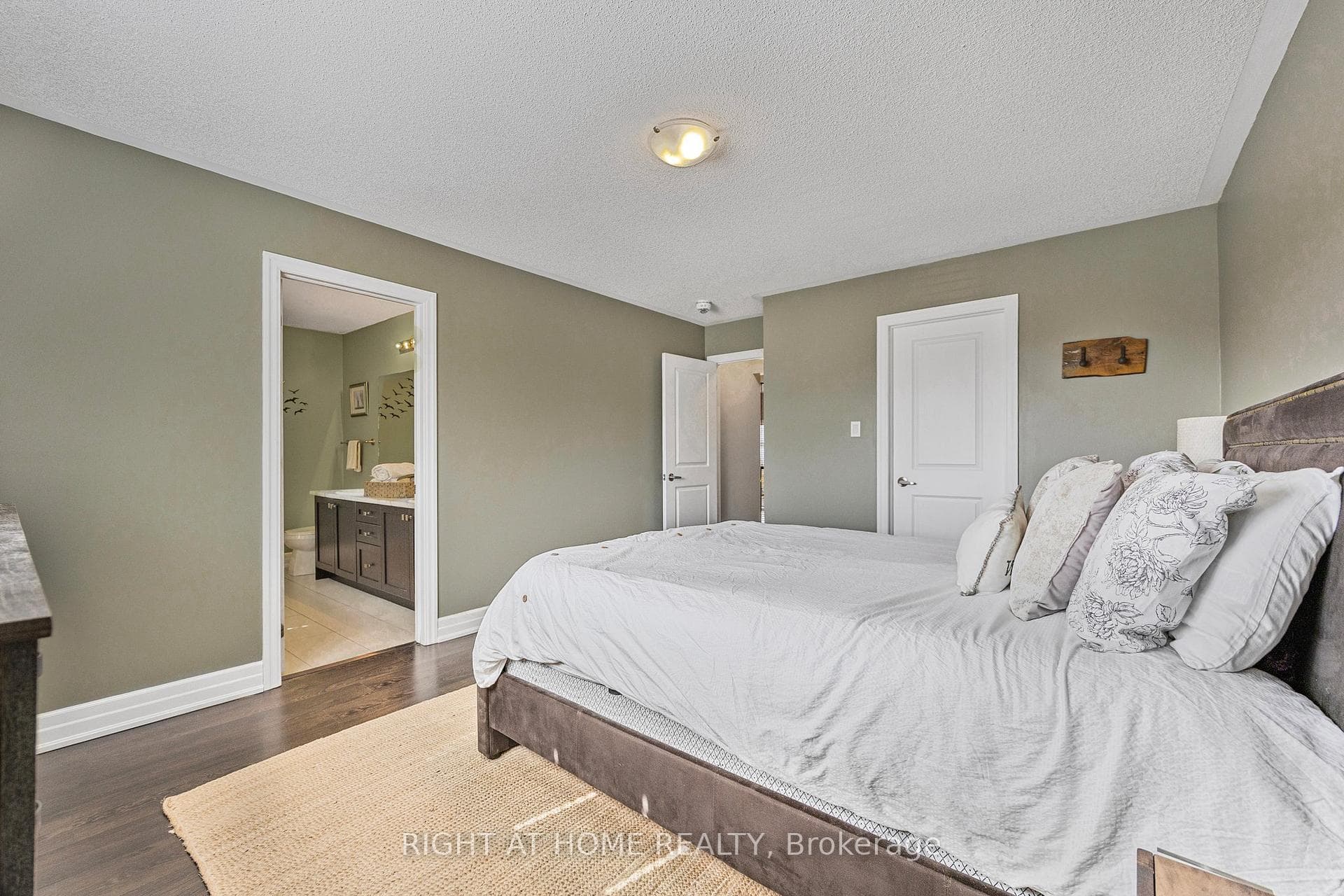 Primary Bedroom w Ensuite