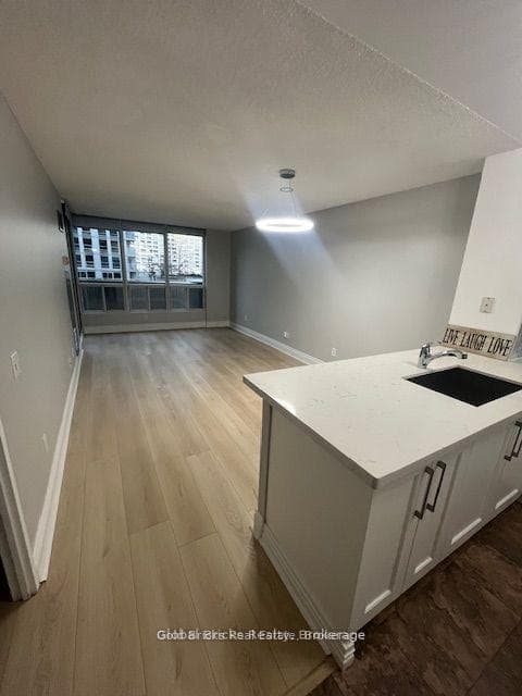 750 Bay Street Unit 610 photo 9