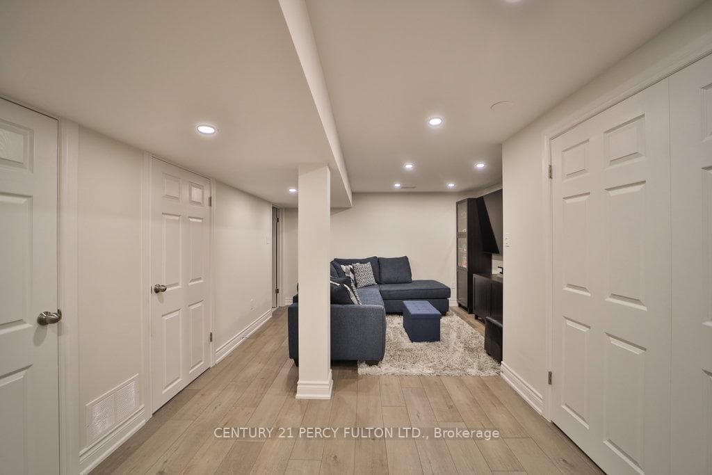 6117 Fullerton Crescent photo 29