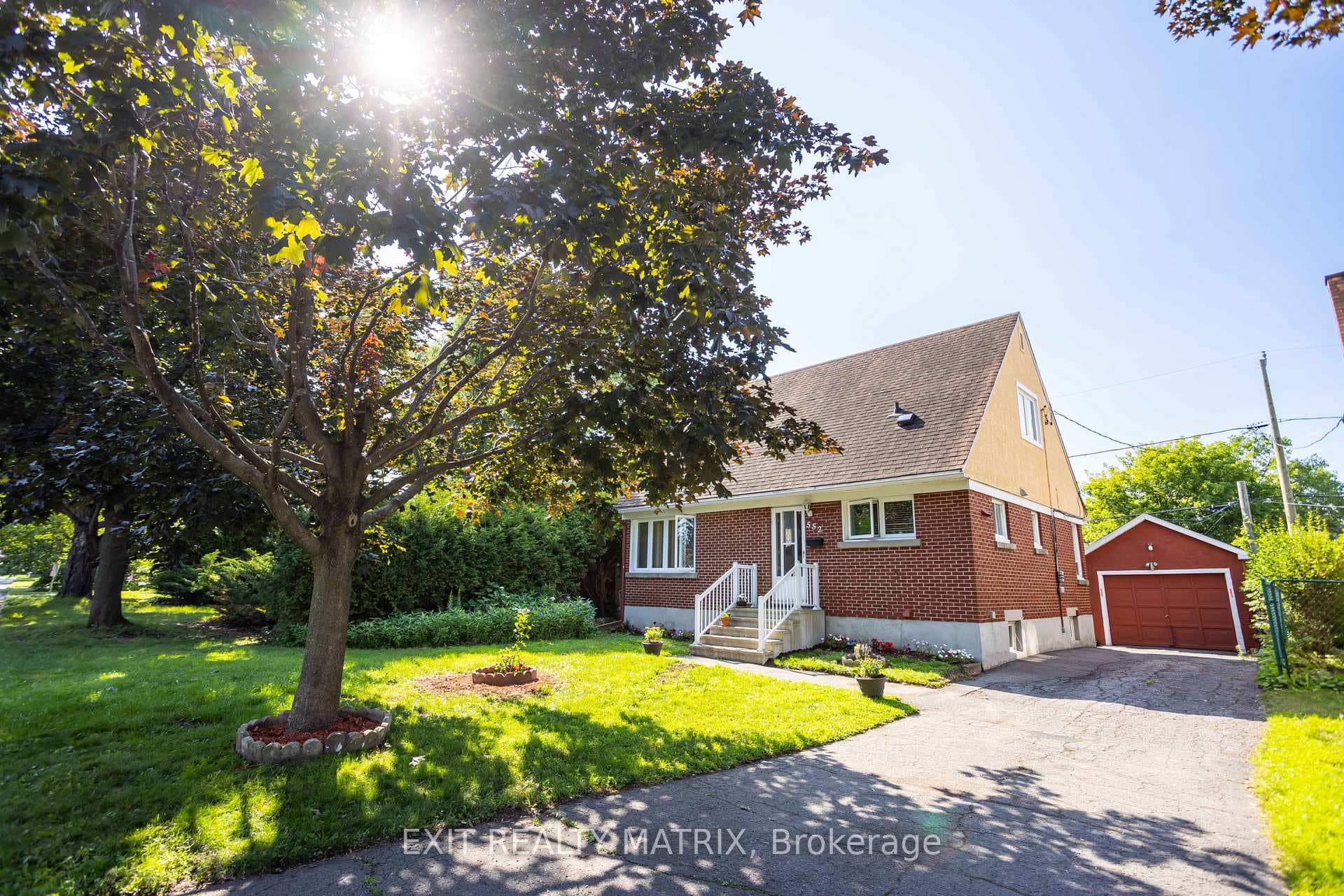 552 Dunbrack Street photo 2