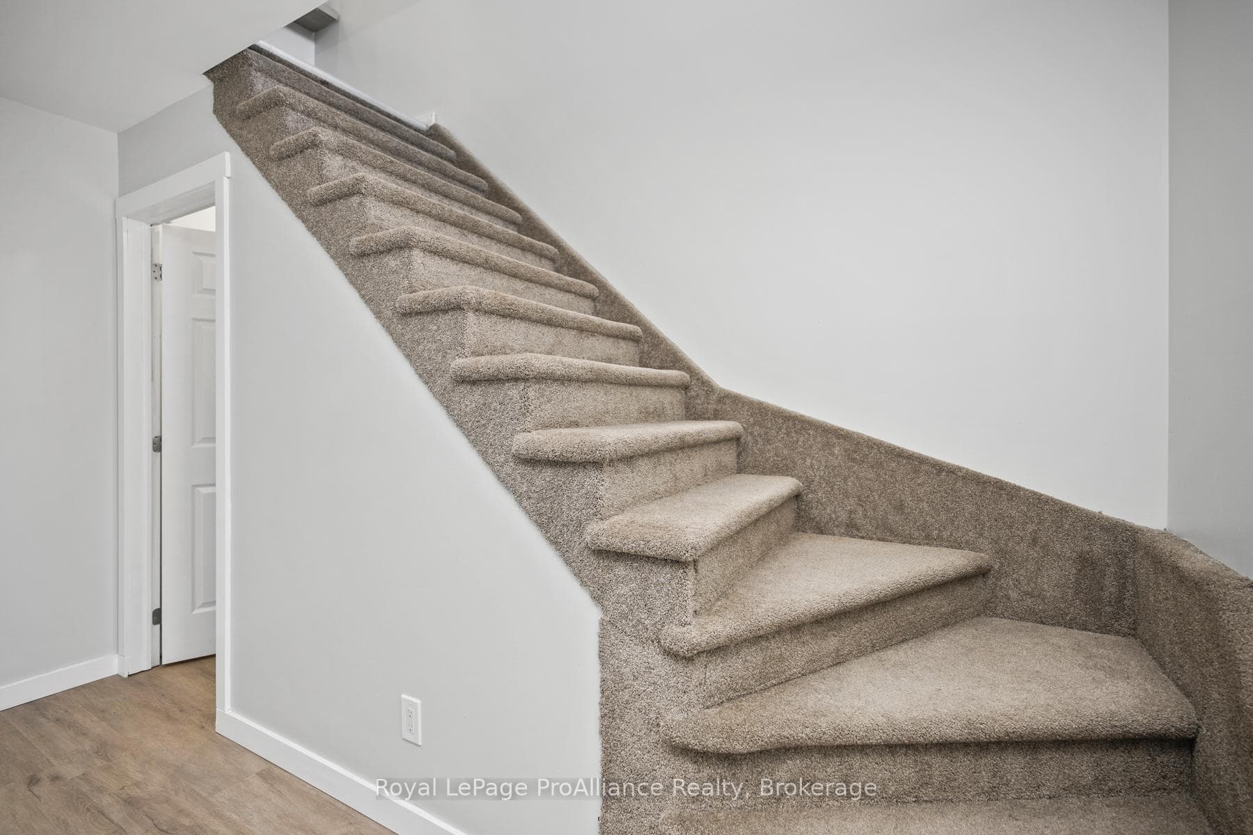 790 Littlestone Crescent photo 23
