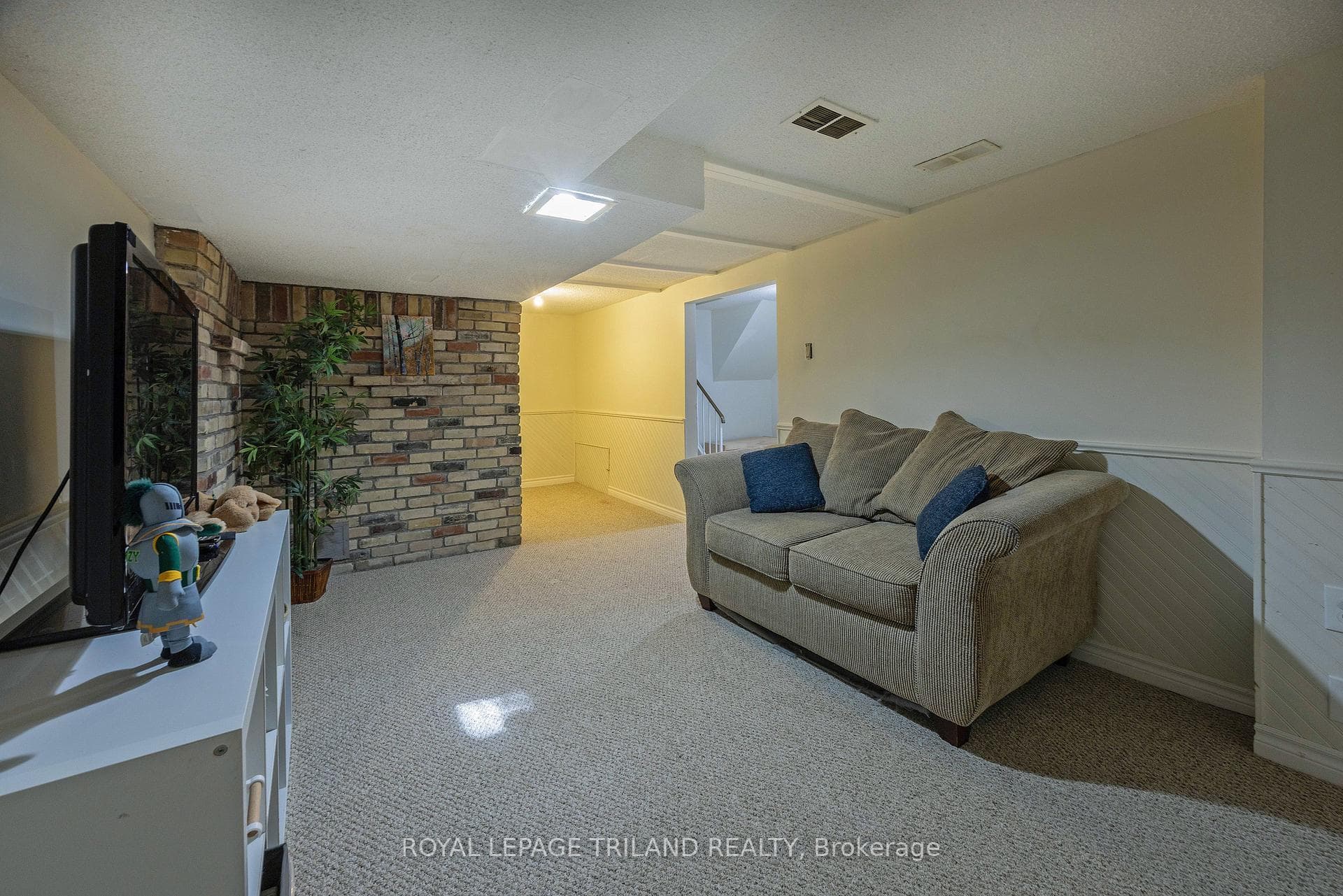 590 MILLBANK Drive Unit 2 photo 30