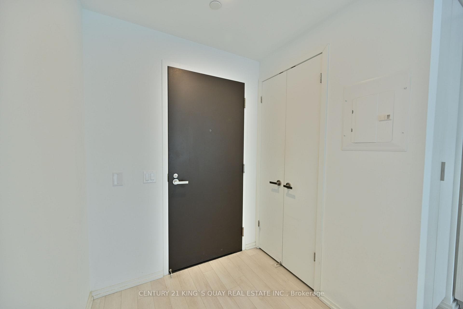 197 Yonge Street Unit 1907 photo 2