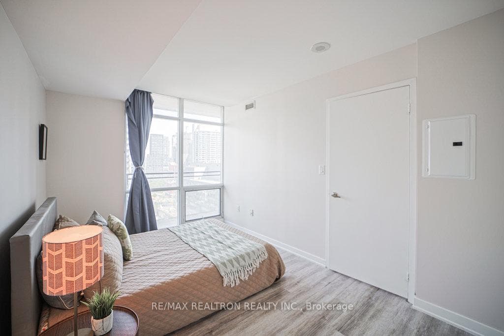 15 FORT YORK Boulevard Unit 2705 photo 28
