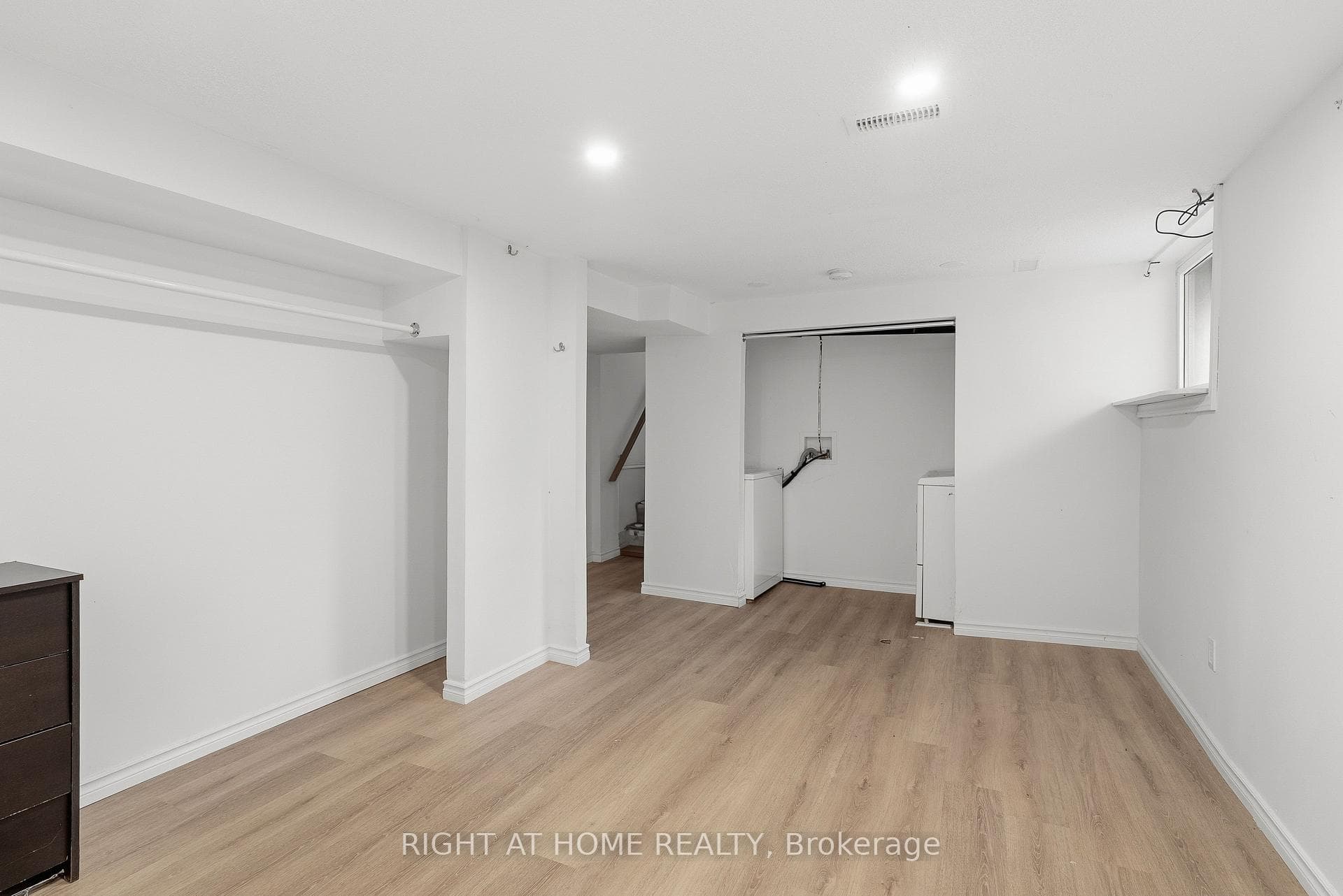 68 Downing Crescent photo 32