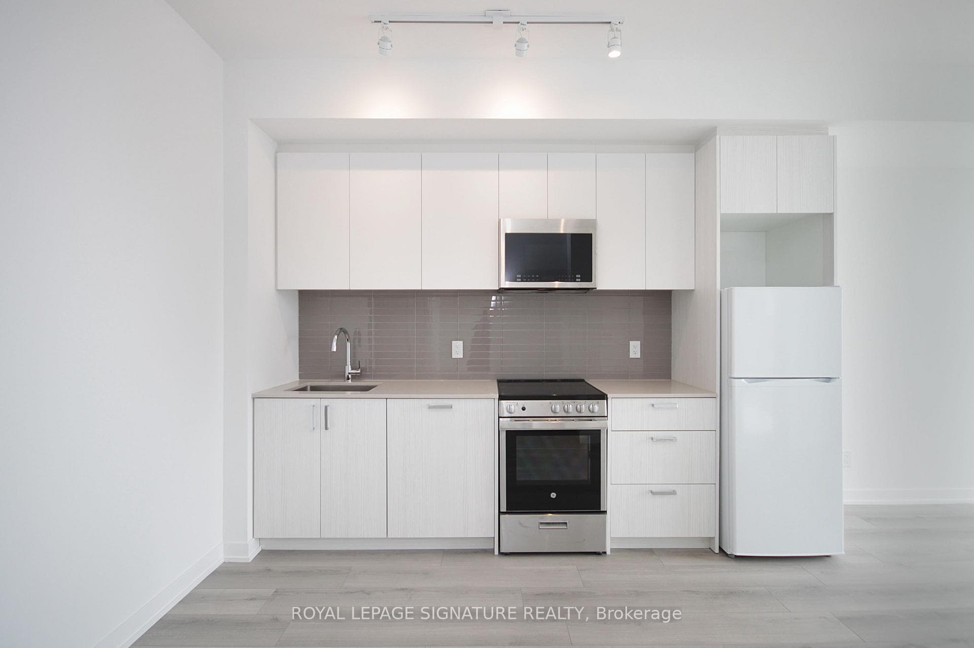 1787 St Clair Avenue Unit 702 photo 4