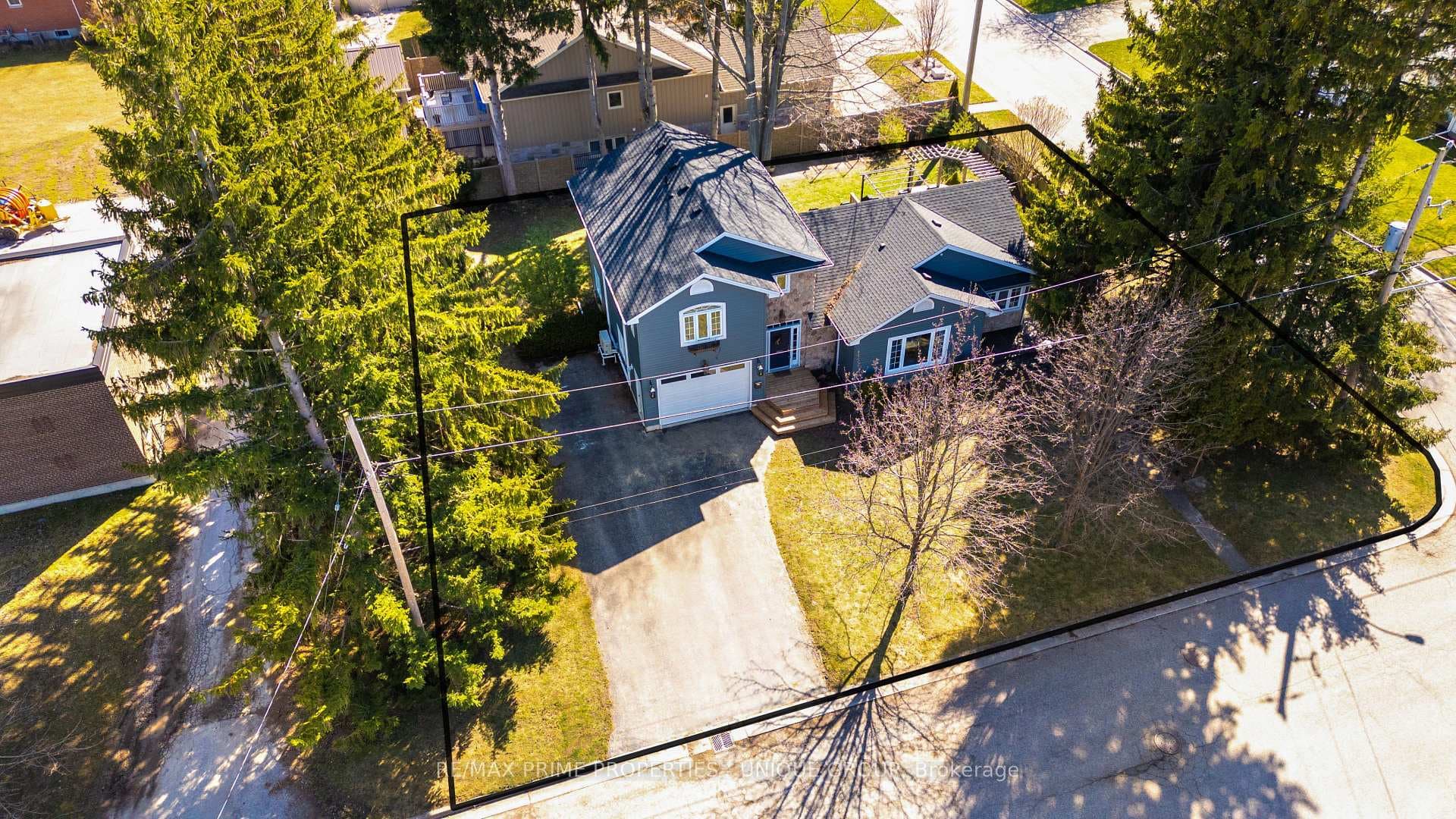 2693 John Street photo 2