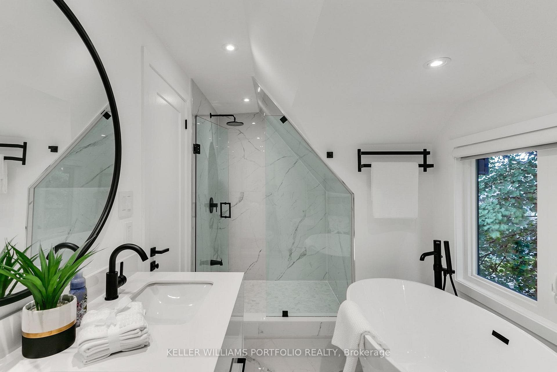 231 Grace Street photo 34