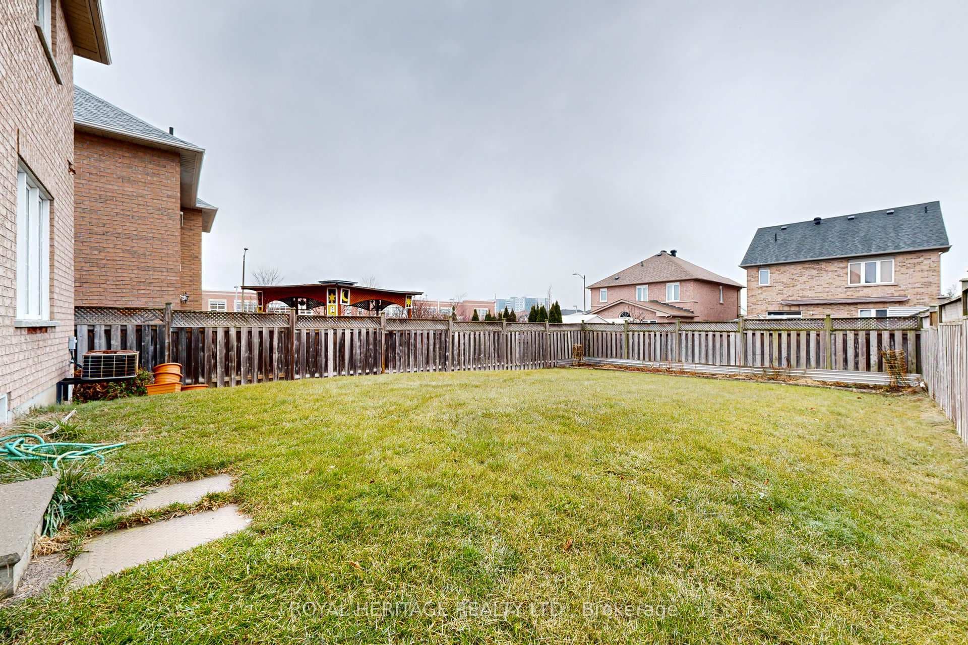 154 Queen Isabella Crescent photo 27