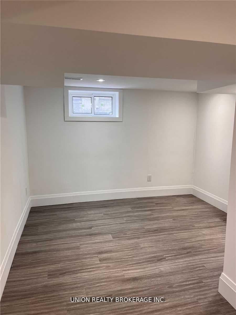 142 Pickering Street Unit Lower photo 9