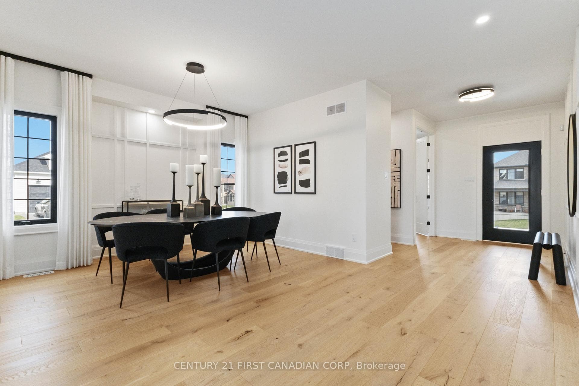 Formal dining, access to butlers pantry